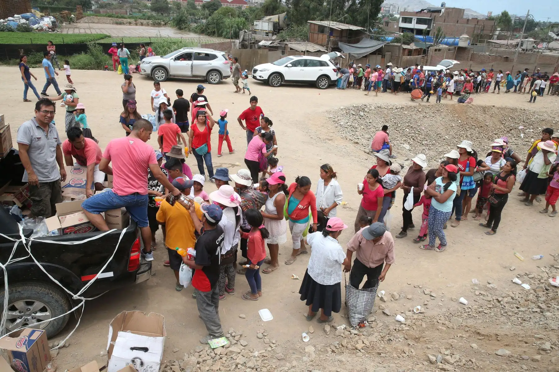 LIMA,PERÚ-MARZO 19. Voluntarios entregan alimentos a personas afectadas por el huaico  en Carapongo .Foto: ANDINA/Vidal Tarqui