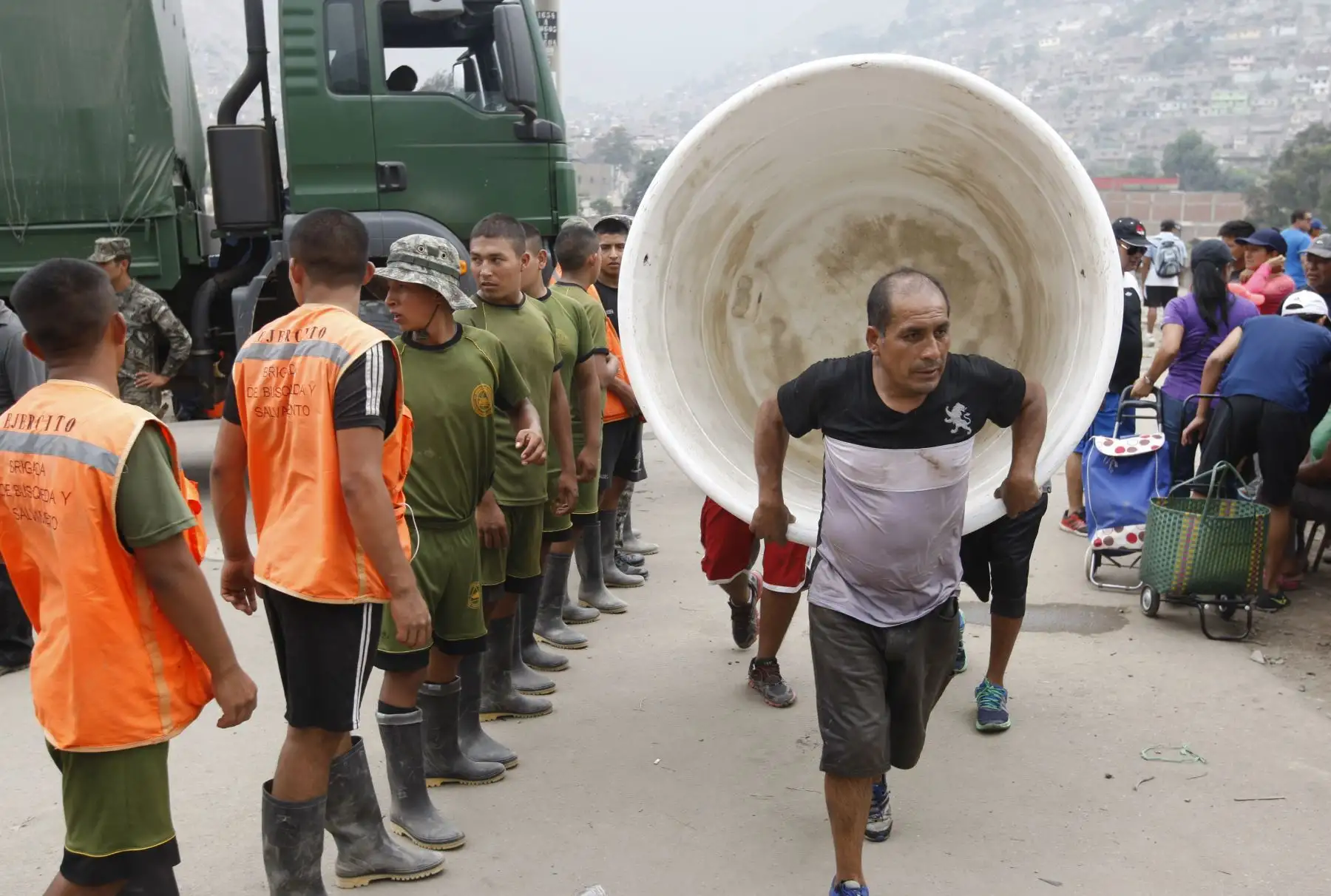 LIMA,PERÚ-MARZO 19.Ejército Peruano realiza labores de ayuda humanitaria a los damnificados del AA.HH Los Cañaverales en Chosica. Foto: ANDINA/ Eddy Ramos