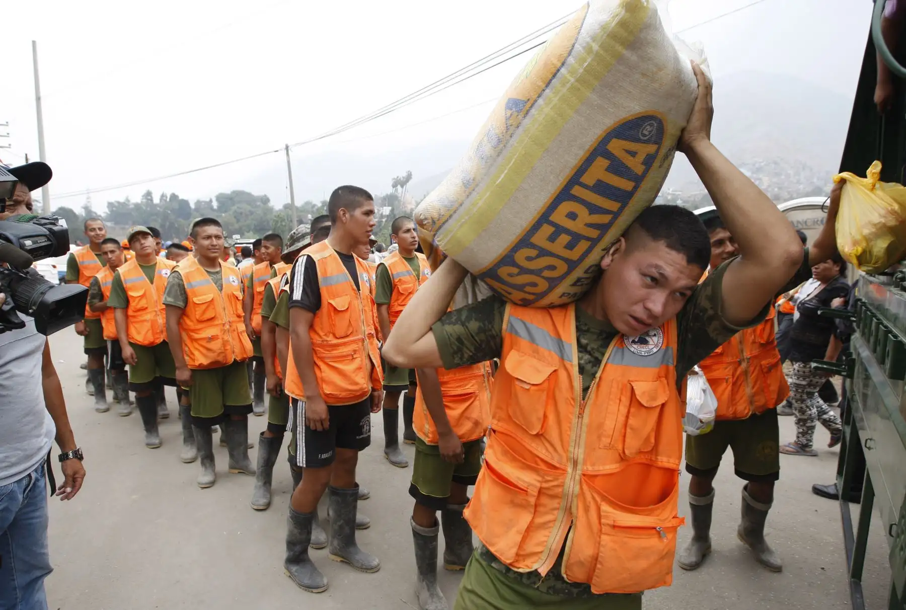 LIMA,PERÚ-MARZO 19.Ejército Peruano realiza labores de ayuda humanitaria a los damnificados del AA.HH Los Cañaverales en Chosica. Foto: ANDINA/ Eddy Ramos