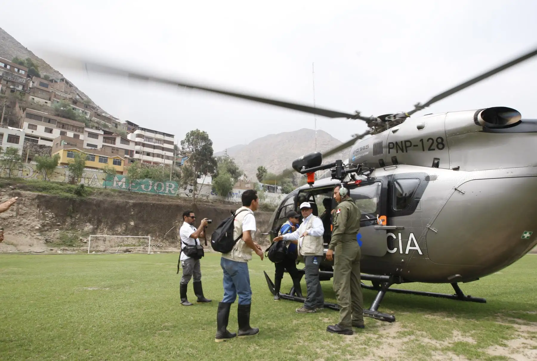 LIMA,PERÚ-MARZO 19. Ministro de Energía y Minas, Gonzalo Tamayo,  realiza  labores de ayuda humanitaria a los damnificados del AA.HH Los Cañaverales en Chosica. Foto: ANDINA/Eddy Ramos.
