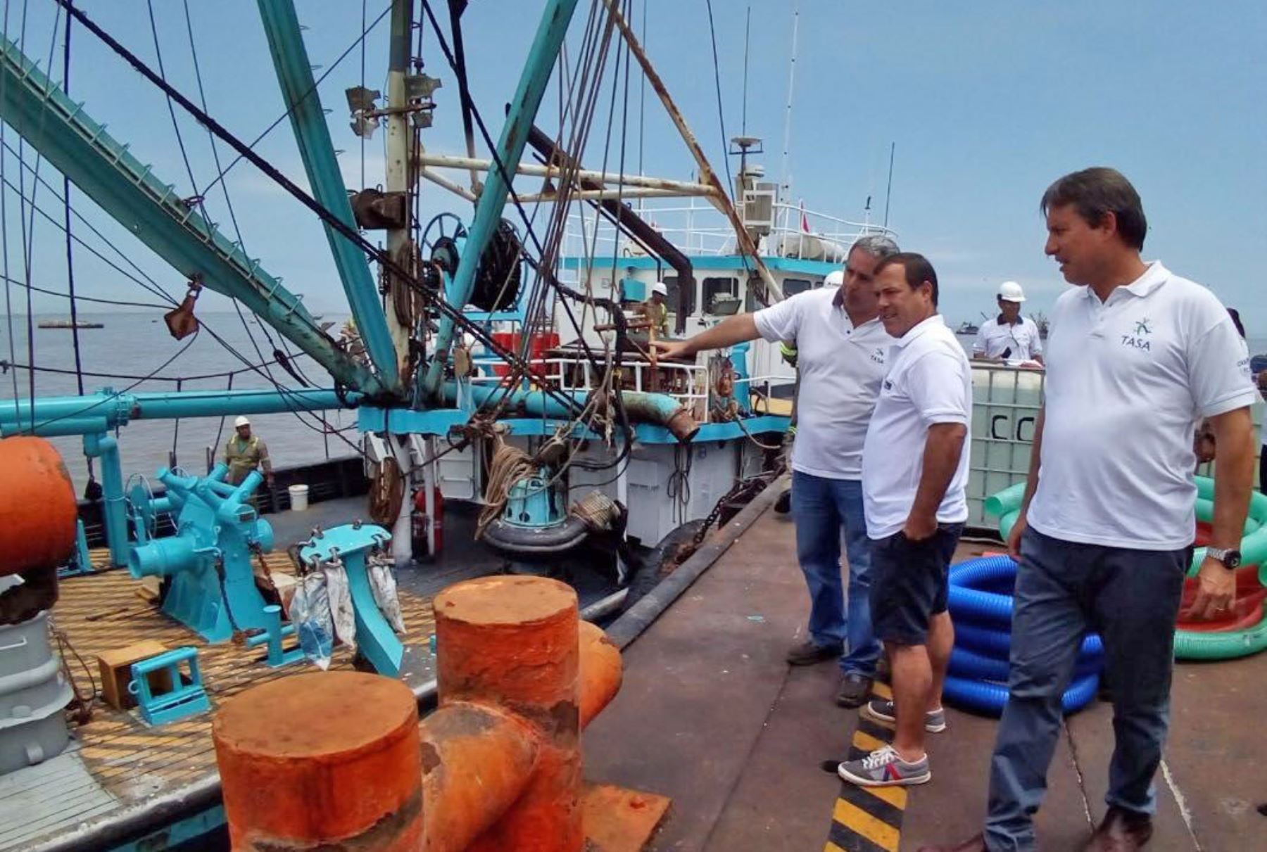 Ministro Bruno Giuffra inspecciona embarque de 200 toneladas de ayuda humanitaria desde muelle de pesquera TASA en El Callao hacia el norte. Foto: SNP.