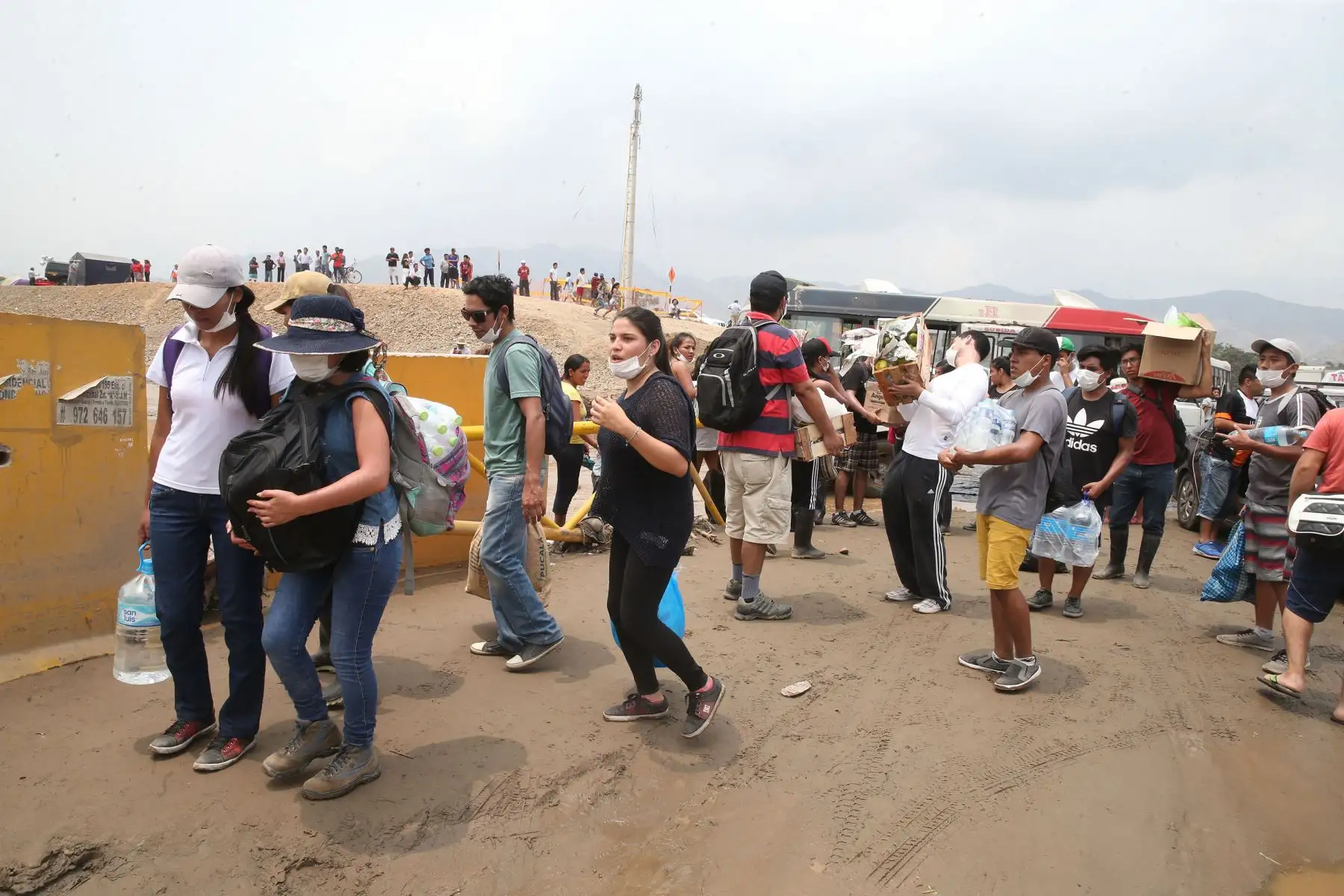 LIMA,PERÚ-MARZO 19. Voluntarios entregan alimentos a personas afectadas por el huaico  en Carapongo .Foto: ANDINA/Vidal Tarqui