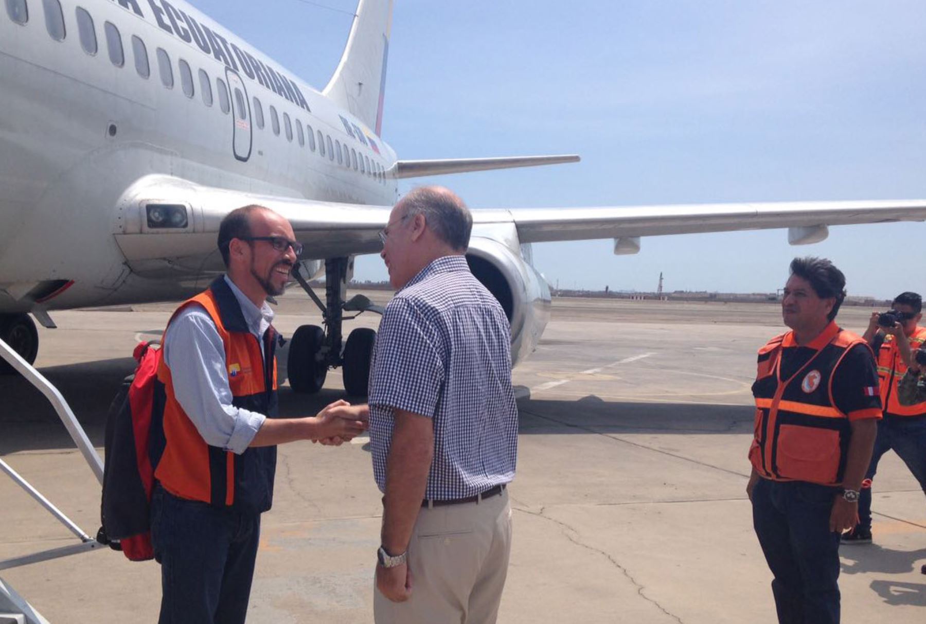 Llega avión procedente de Ecuador con ayuda para los damnificados.