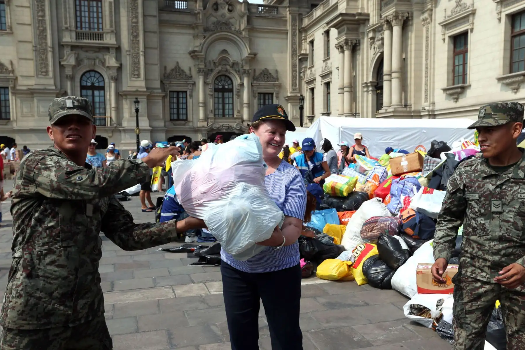 La esposa del Presidente Pedro Pablo Kuczynski , Nancy Lange, recepciona personalmente las donaciones en Palacio de Gobierno para los damnificados por las fuertes Lluvias. Foto: ANDINA/Dante Zegarra