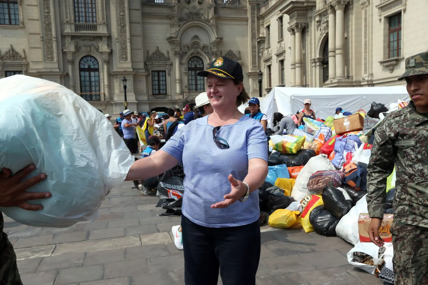 La esposa del Presidente Pedro Pablo Kuczynski , Nancy Lange, recepciona personalmente las donaciones en Palacio de Gobierno para los damnificados por las fuertes Lluvias. Foto: ANDINA/Dante Zegarra