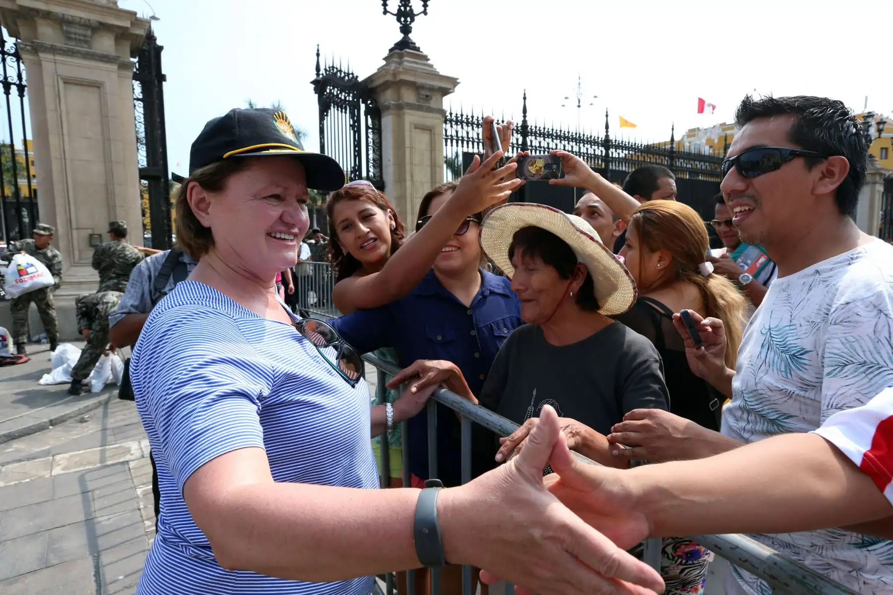 La esposa del Presidente Pedro Pablo Kuczynski , Nancy Lange, recepciona personalmente las donaciones en Palacio de Gobierno para los damnificados por las fuertes Lluvias. Foto: ANDINA/Dante Zegarra