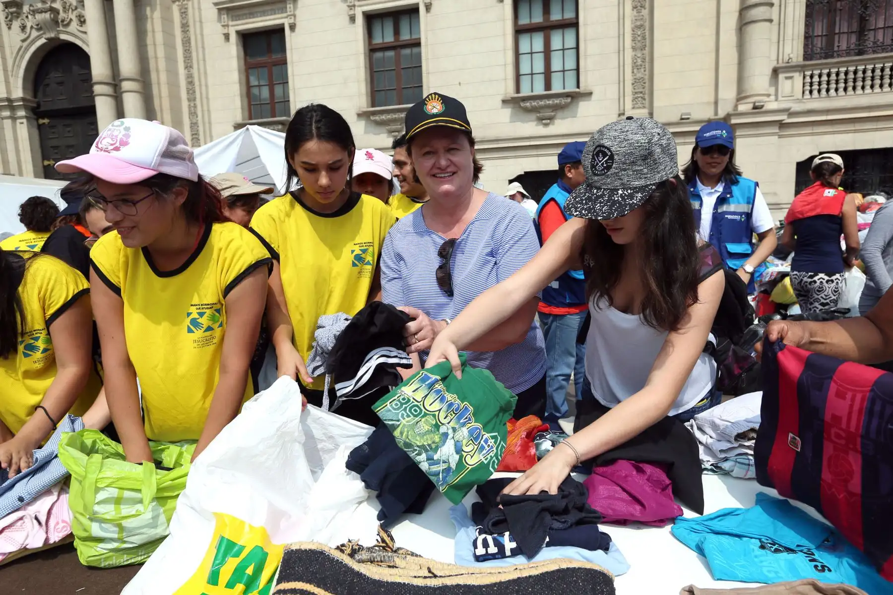La esposa del Presidente Pedro Pablo Kuczynski , Nancy Lange, recepciona personalmente las donaciones en Palacio de Gobierno para los damnificados por las fuertes Lluvias. Foto: ANDINA/Dante Zegarra