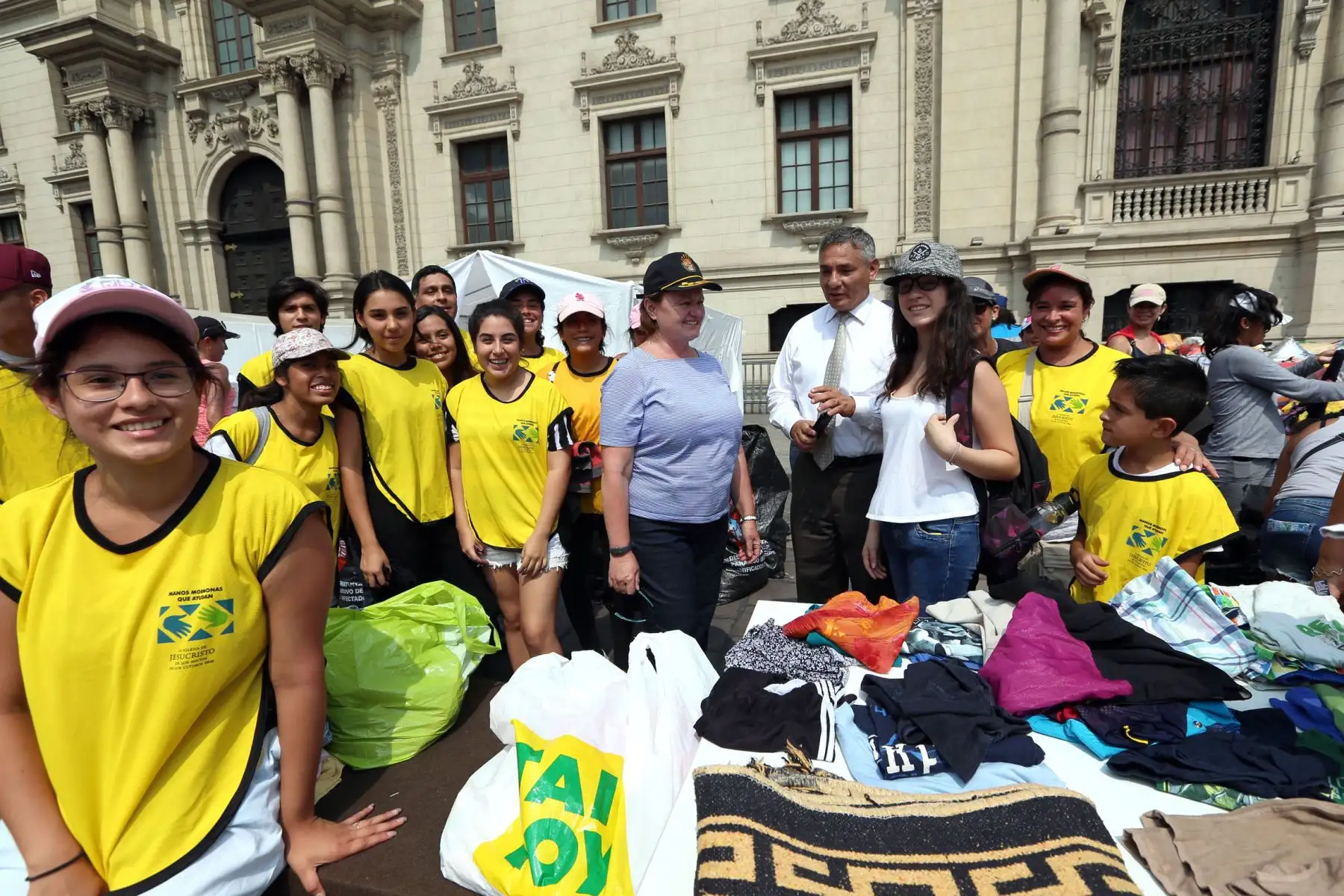La esposa del Presidente Pedro Pablo Kuczynski , Nancy Lange, recepciona personalmente las donaciones en Palacio de Gobierno para los damnificados por las fuertes Lluvias. Foto: ANDINA/Dante Zegarra