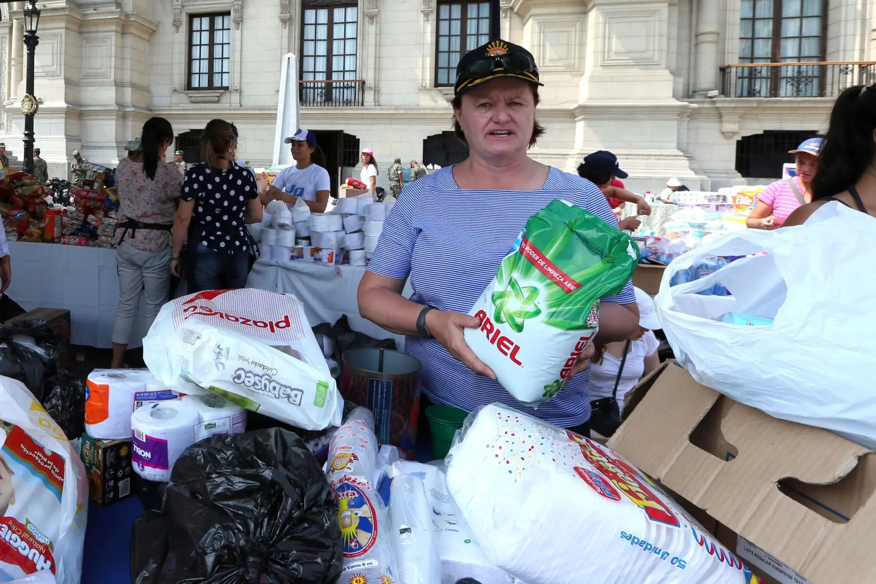 La esposa del Presidente Pedro Pablo Kuczynski , Nancy Lange, recepciona personalmente las donaciones en Palacio de Gobierno para los damnificados por las fuertes Lluvias. Foto: ANDINA/Dante Zegarra