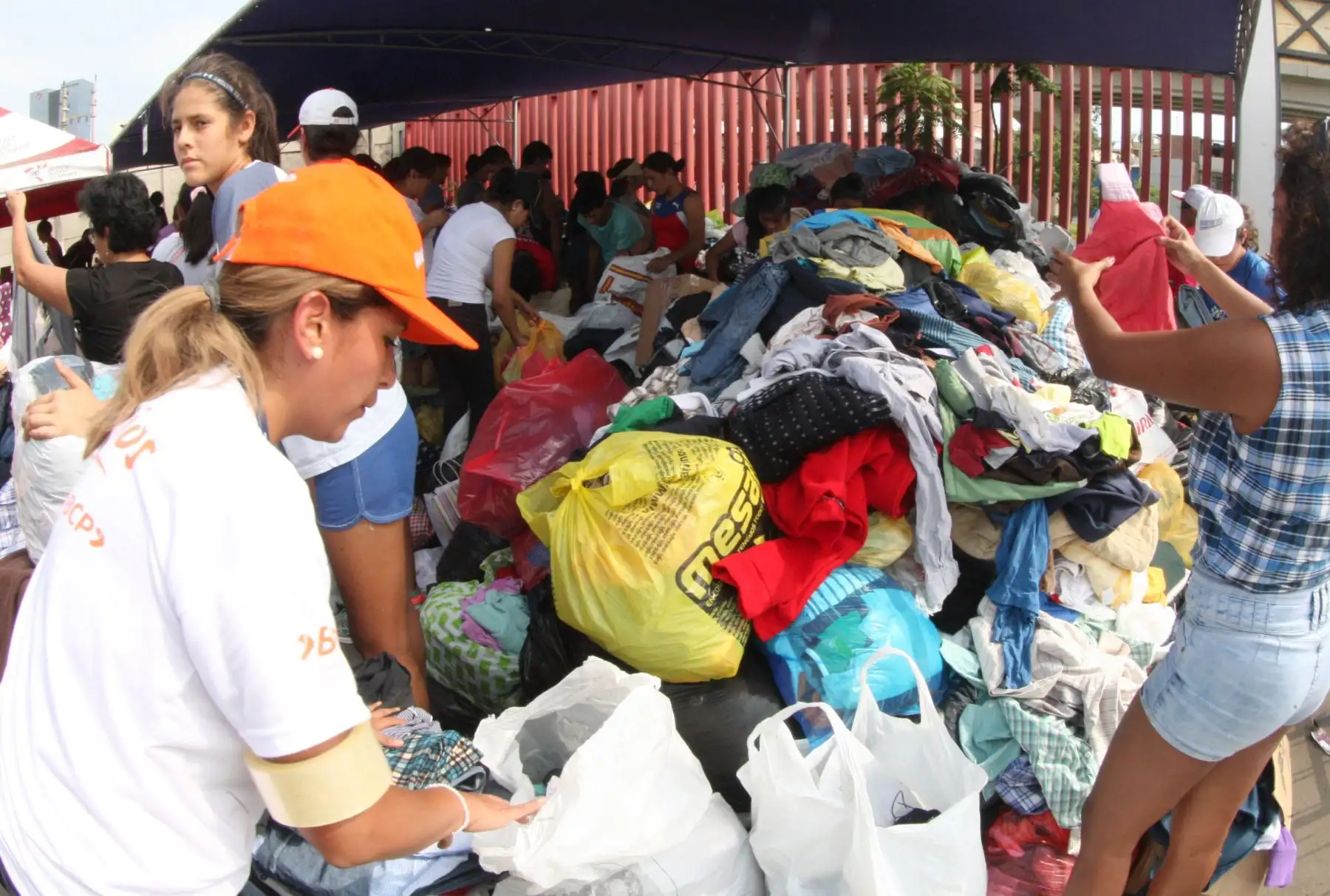 .LIMA, PERÚ - MARZO 19. Punto de acopio de donaciones para daminficados por los huaicos en La Videna.Foto: ANDINA/Jhony Laurente