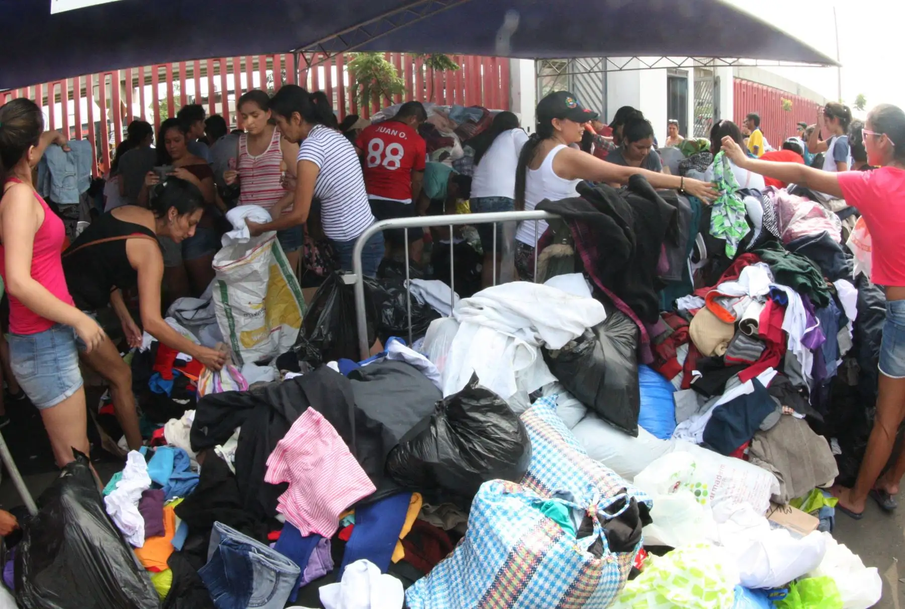 .LIMA, PERÚ - MARZO 19. Punto de acopio de donaciones para daminficados por los huaicos en La Videna.Foto: ANDINA/Jhony Laurente