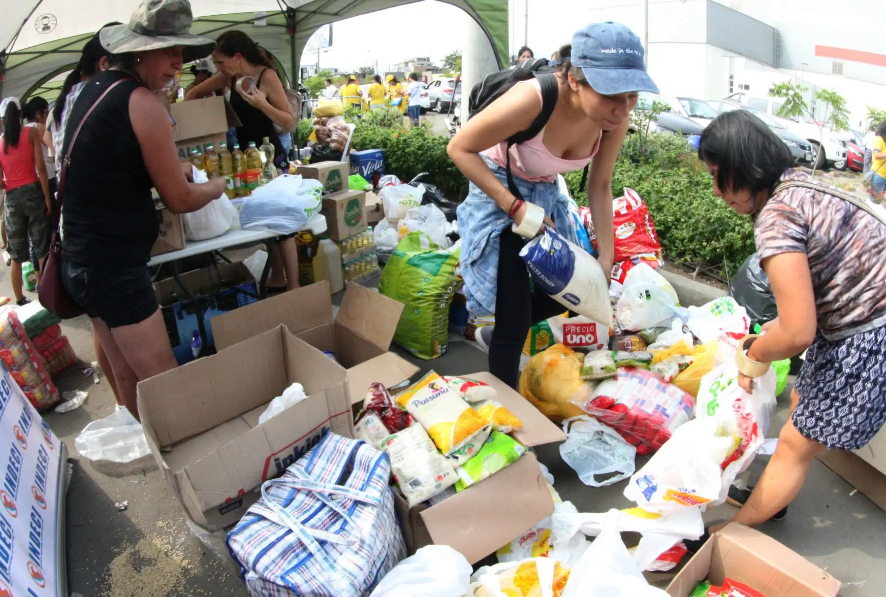 .LIMA, PERÚ - MARZO 19. Punto de acopio de donaciones para daminficados por los huaicos en La Videna.Foto: ANDINA/Jhony Laurente