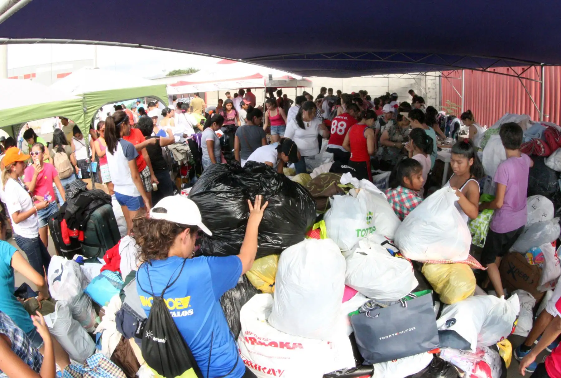 .LIMA, PERÚ - MARZO 19. Punto de acopio de donaciones para daminficados por los huaicos en La Videna.Foto: ANDINA/Jhony Laurente