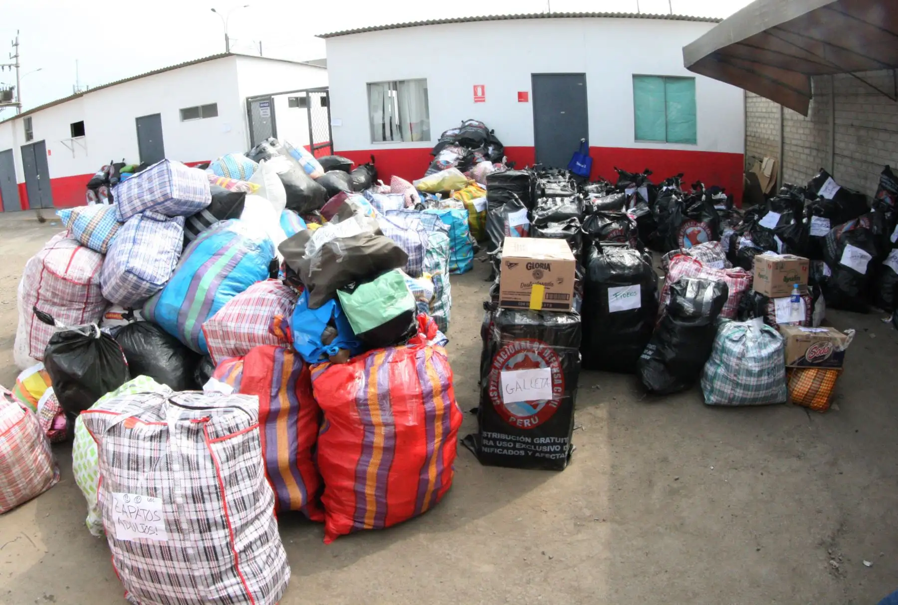 .LIMA, PERÚ - MARZO 19. Punto de acopio de donaciones para daminficados por los huaicos en La Videna.Foto: ANDINA/Jhony Laurente