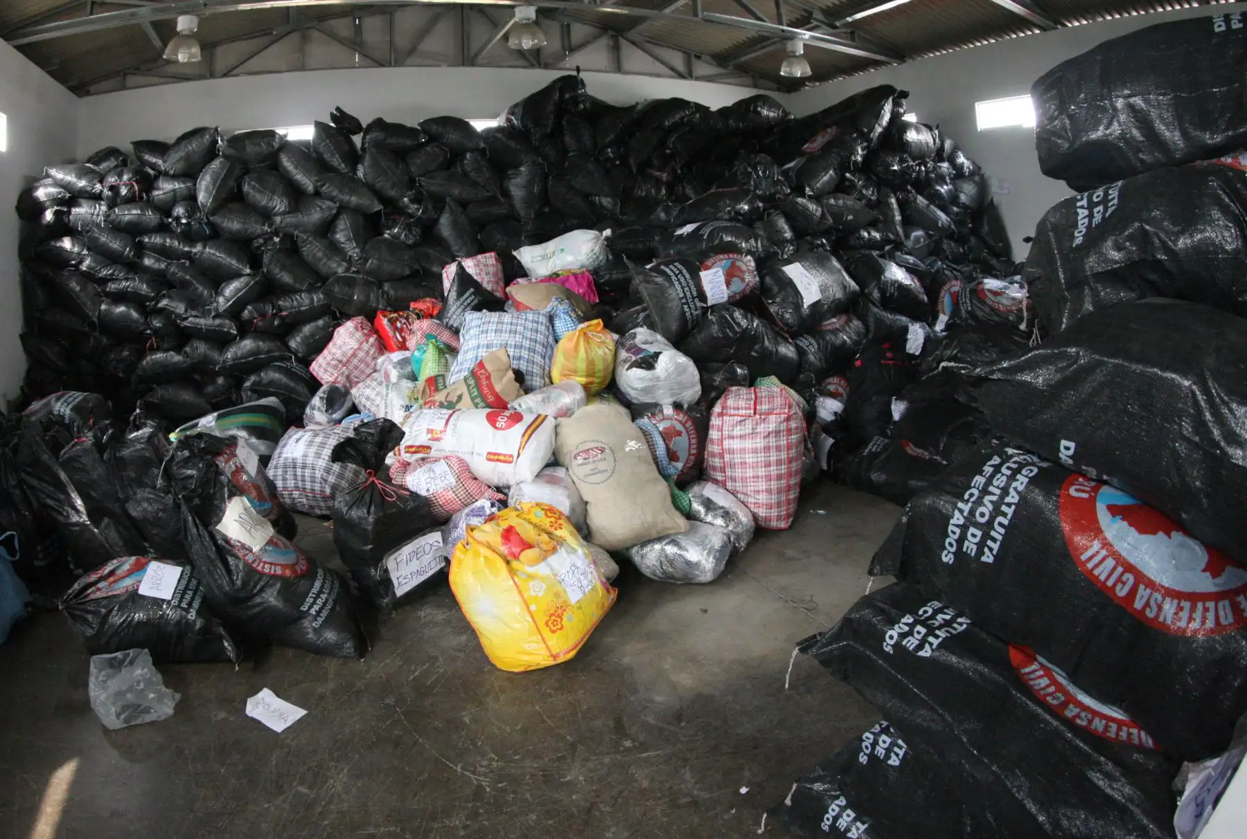 .LIMA, PERÚ - MARZO 19. Punto de acopio de donaciones para daminficados por los huaicos en La Videna.Foto: ANDINA/Jhony Laurente