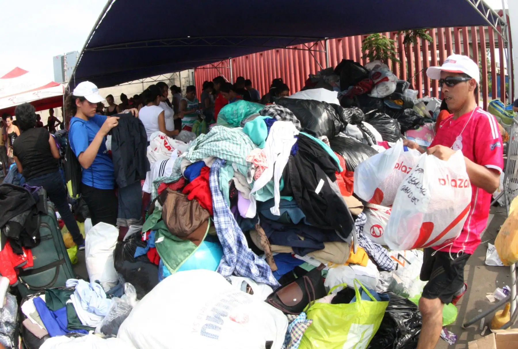 .LIMA, PERÚ - MARZO 19. Punto de acopio de donaciones para daminficados por los huaicos en La Videna.Foto: ANDINA/Jhony Laurente