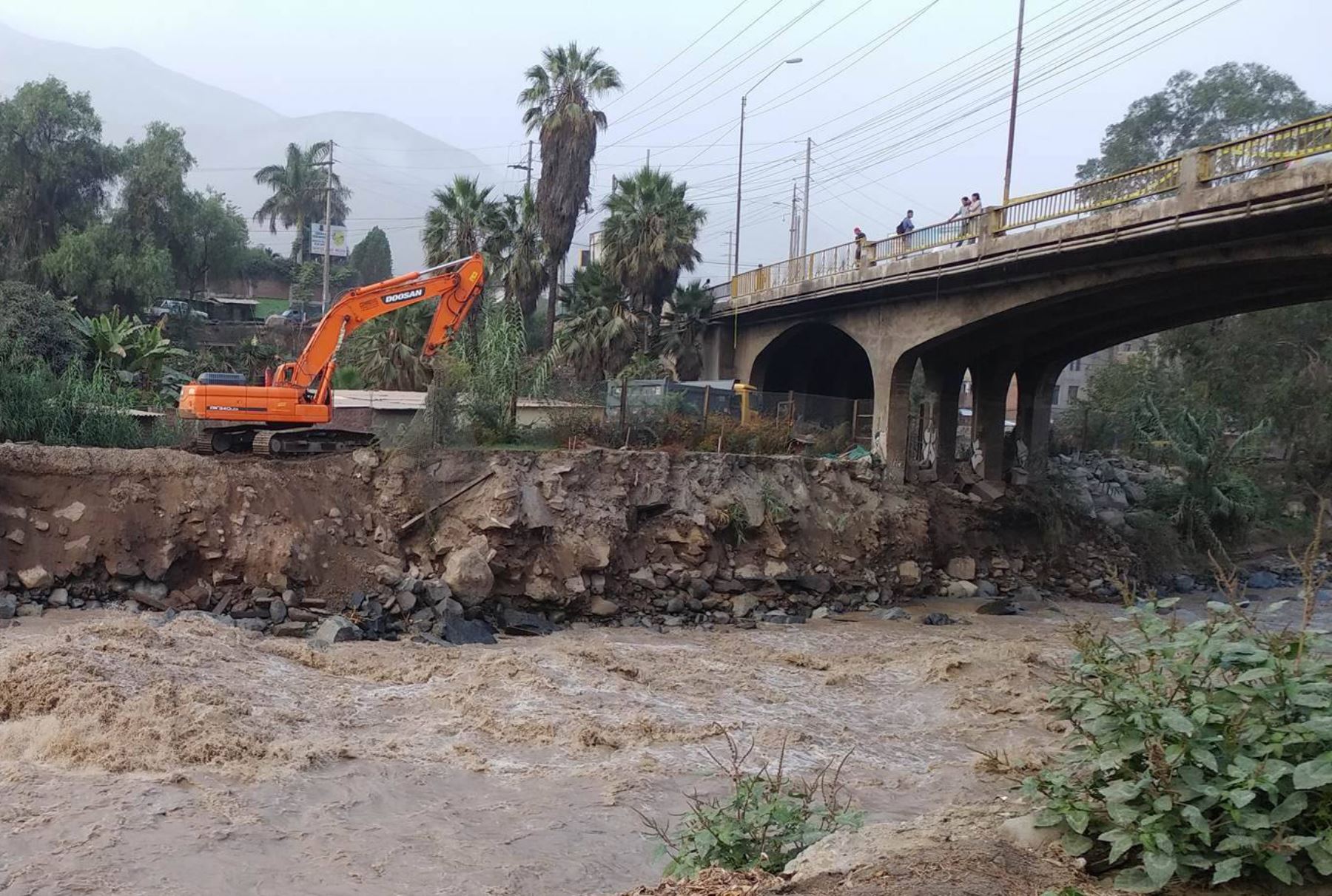Refuerzan puente Los Ángeles en Chaclacayo ante erosión de sus bases por caudal del Rímac