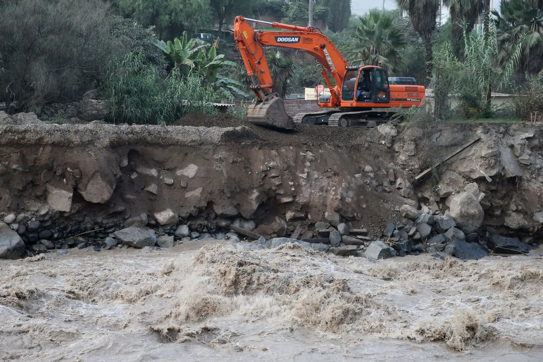 LIMA,PERÚ-MARZO 20. El Ministerio de Transportes y Comunicaciones (MTC) realiza trabajos de reforzamiento del puente Los Ángeles, que conecta Chaclacayo con Lima, ante el deterioro de sus bases a causa del fuerte caudal del río Rímac. Foto: ANDINA/Vidal Tarqui