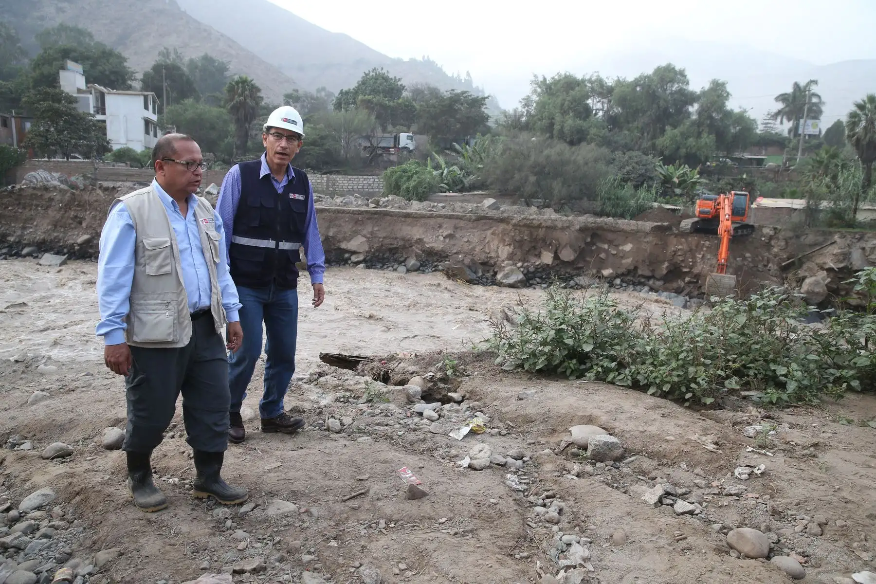 LIMA,PERÚ-MARZO 20. El Ministerio de Transportes y Comunicaciones (MTC) realiza trabajos de reforzamiento del puente Los Ángeles, que conecta Chaclacayo con Lima, ante el deterioro de sus bases a causa del fuerte caudal del río Rímac. Foto: ANDINA/Vidal Tarqui
