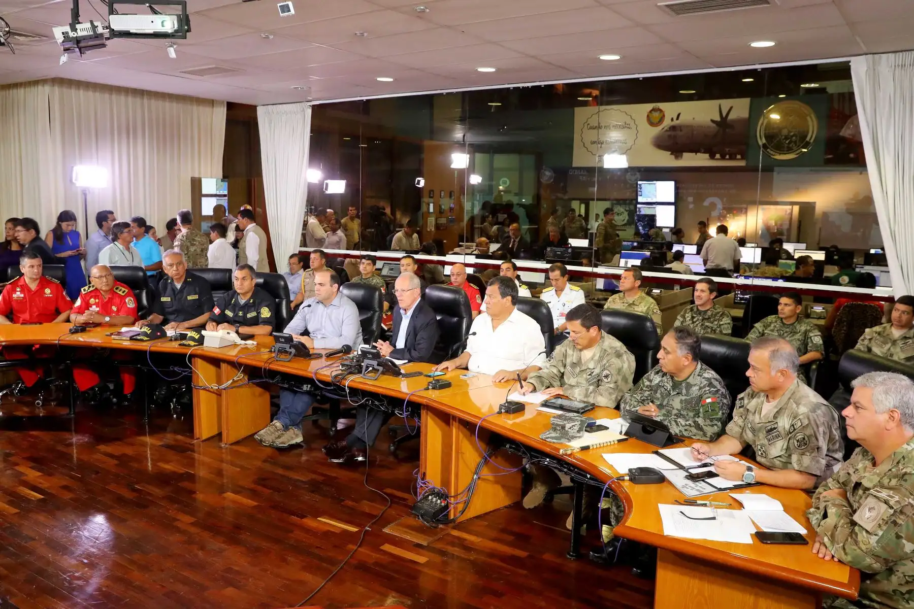 Mandatario recibe último balance de las Fuerzas Armadas, Policía Nacional y Bomberos sobre trabajo que realizan en zonas de emergencia. Foto: ANDINA/ Prensa Presidencia