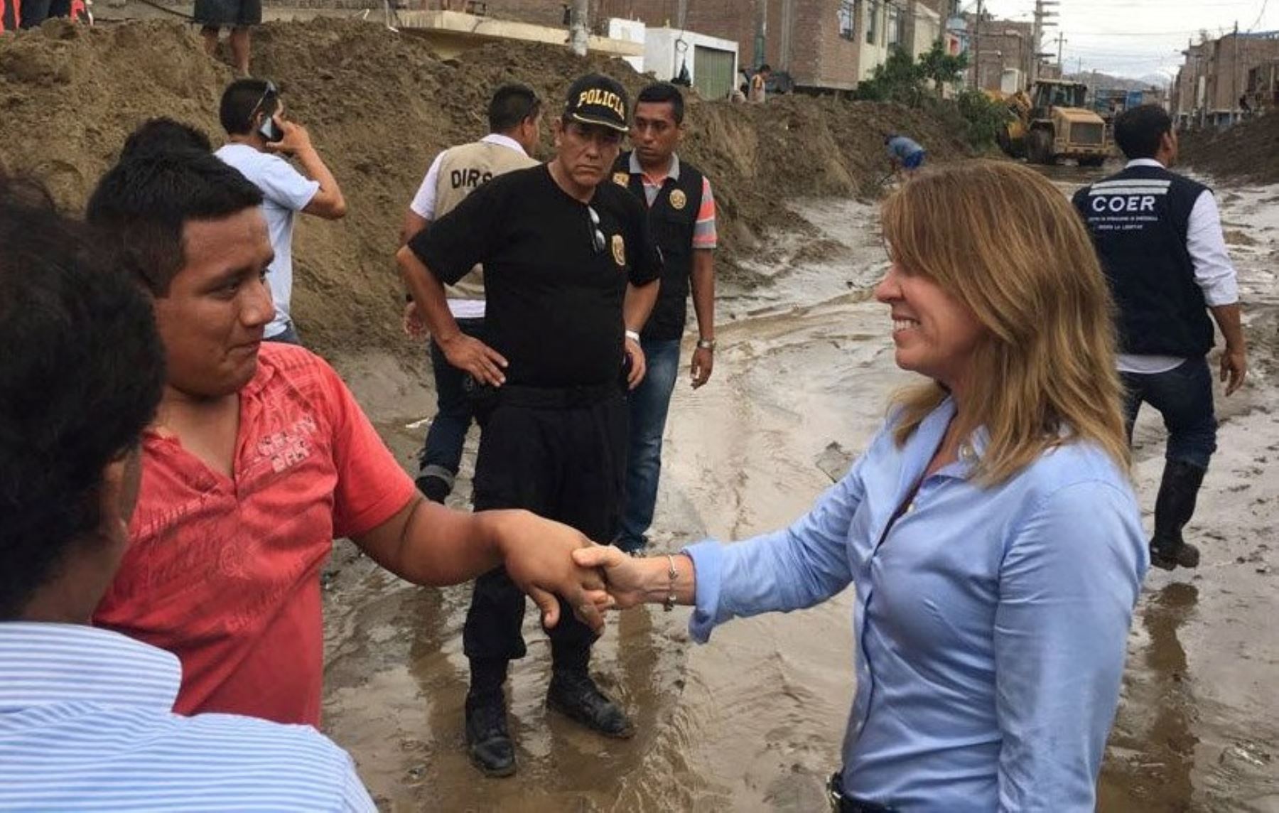 Ministra Cayetana Aljovín coordinando ayuda en Trujillo. Foto: Difusión.