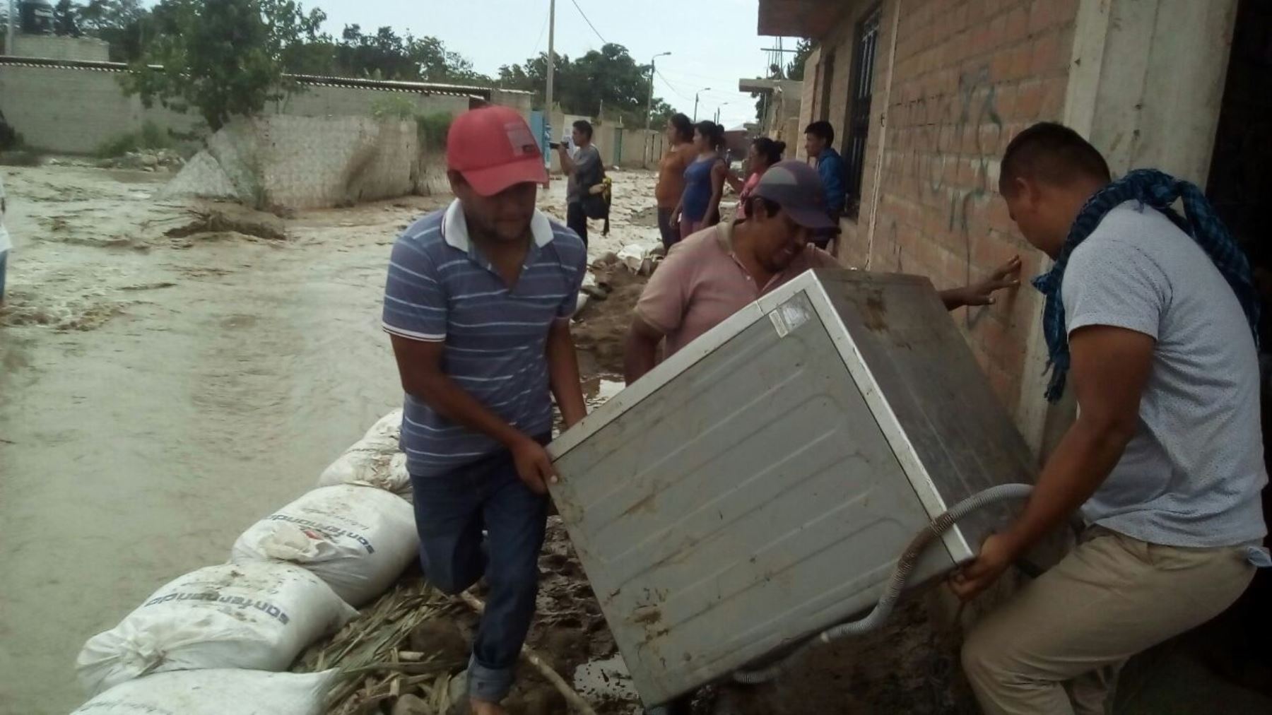 Con apoyo de serenos de la Municipalidad Distrital de Nepeña, las familias trasladaron algunas de sus pertenencias y se pusieron a buen recaudo ante la advertencia de nuevos desbordes.