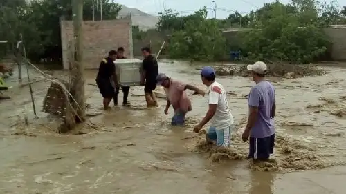 Con apoyo de serenos de la Municipalidad Distrital de Nepeña, en Áncash, las familias trasladaron algunas de sus pertenencias y decidieron ponerse a buen recaudo ante la advertencia de nuevos desbordes.