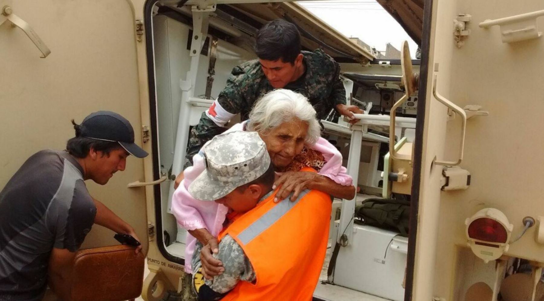 Las Fuerzas Armadas han desplegado hasta la fecha 4,164 efectivos para apoyar a la población de las regiones afectadas por huaicos, desbordes de ríos, inundaciones, deslizamientos y otras emergencias ocasionadas por las torrenciales lluvias, informó el Centro de Operaciones de Emergencia Nacional (COEN).