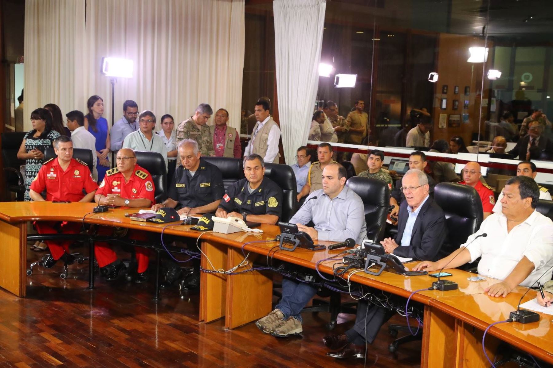 Presidente Pedro Pablo Kuczynski junto a miembros de las Fuerzas Armadas, Policía y bomberos.