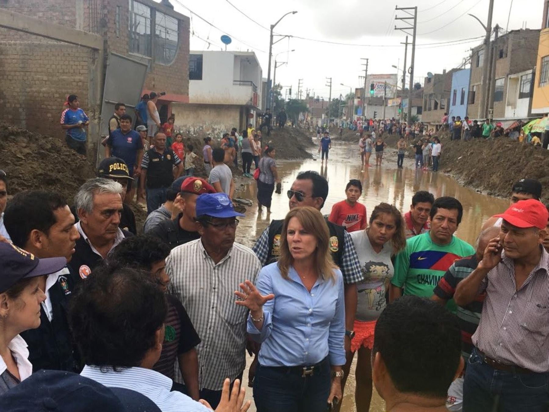 Ministra Cayetana Aljovín permanecerá en Trujillo durante los siguientes días para seguir coordinador con las autoridades regionales y locales la atención de la emergencia en la región La Libertad.