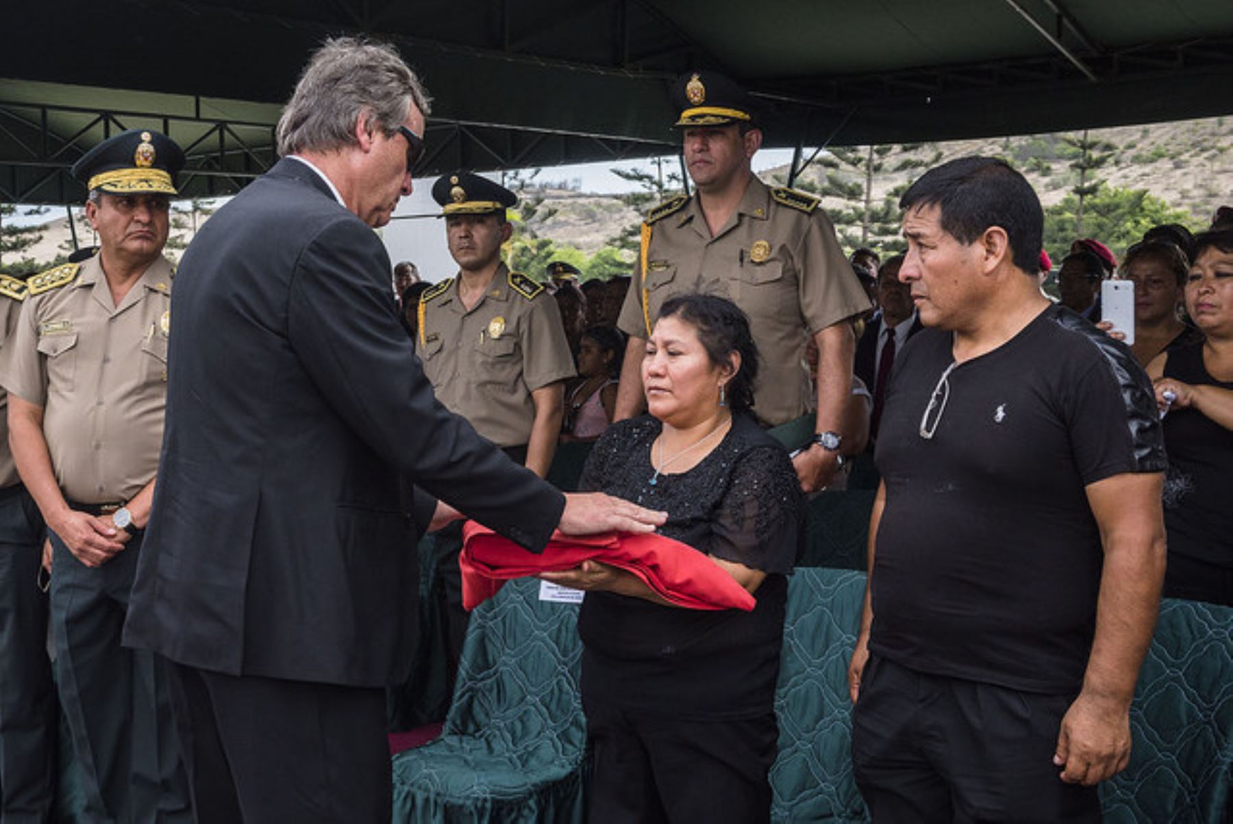 El ministro del Interior, Carlos Basombrío, Asistió a la ceremonia fúnebre en el cementerio Santa Rosa del distrito Chorrillos. Difusión