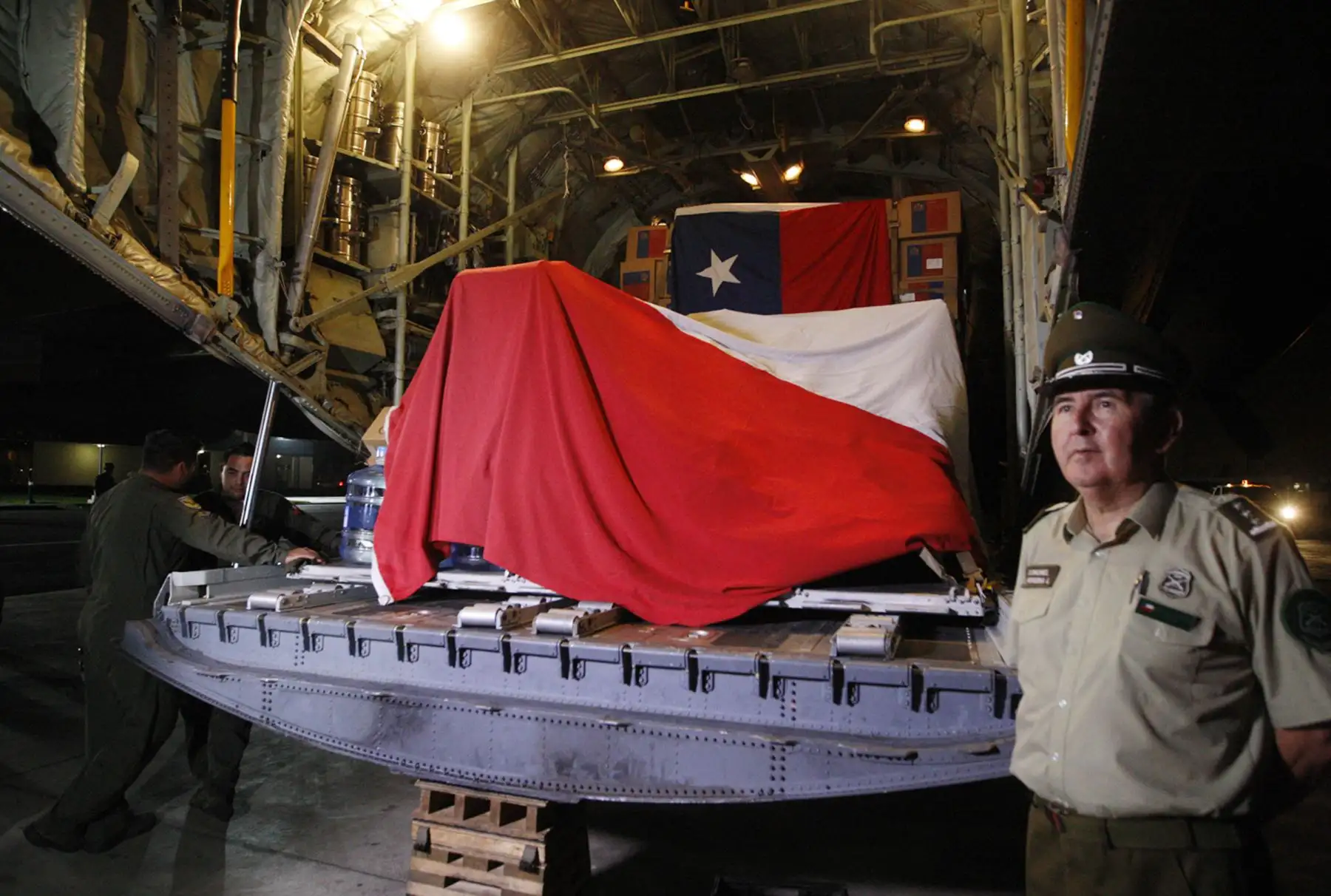 LIMA,PERÚ-MARZO 20 . El avión Hércules C130 de la Fuerza Aérea de Chile, con 18 toneladas de ayuda humanitaria arribó esta noche al Perú.Foto: ANDINA/Eddy Ramos
