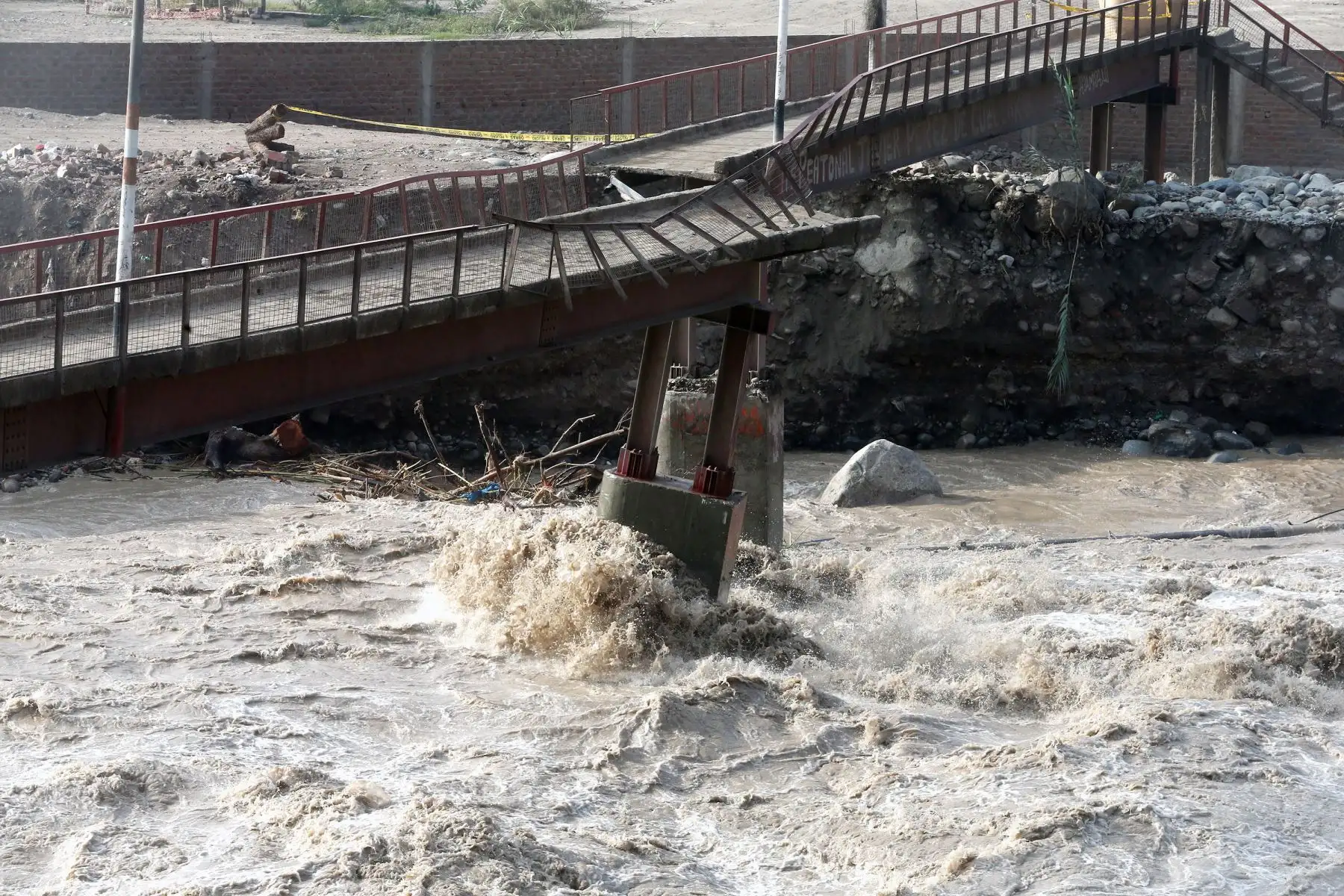LIMA,PERÚ-MARZO 21. Estructura del puente peatonal Javier Pérez de Cuéllar, la única vía de acceso entre Chaclacayo y Huampaní. Foto: ANDINA/Vidal Tarqui