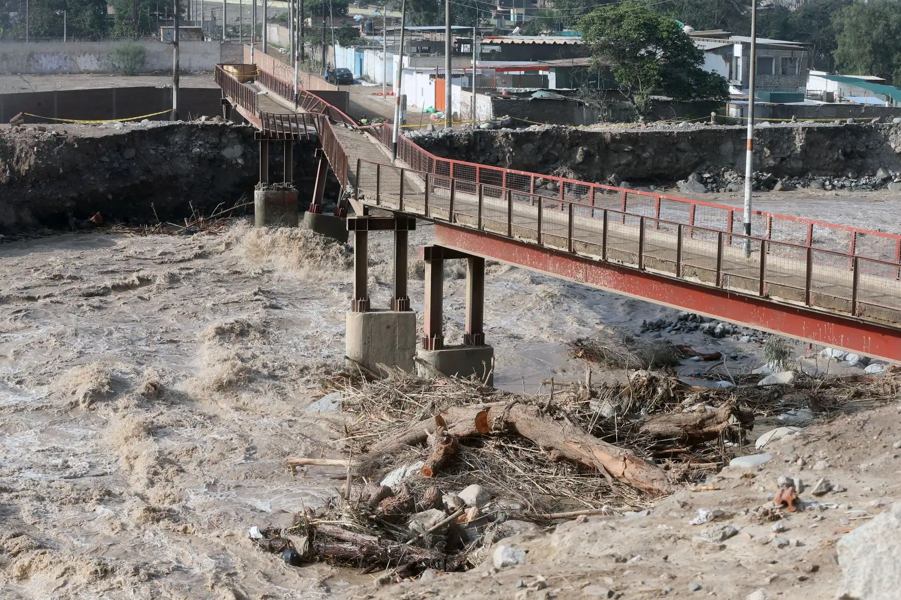 LIMA,PERÚ-MARZO 21. Estructura del puente peatonal Javier Pérez de Cuéllar, la única vía de acceso entre Chaclacayo y Huampaní. Foto: ANDINA/Vidal Tarqui