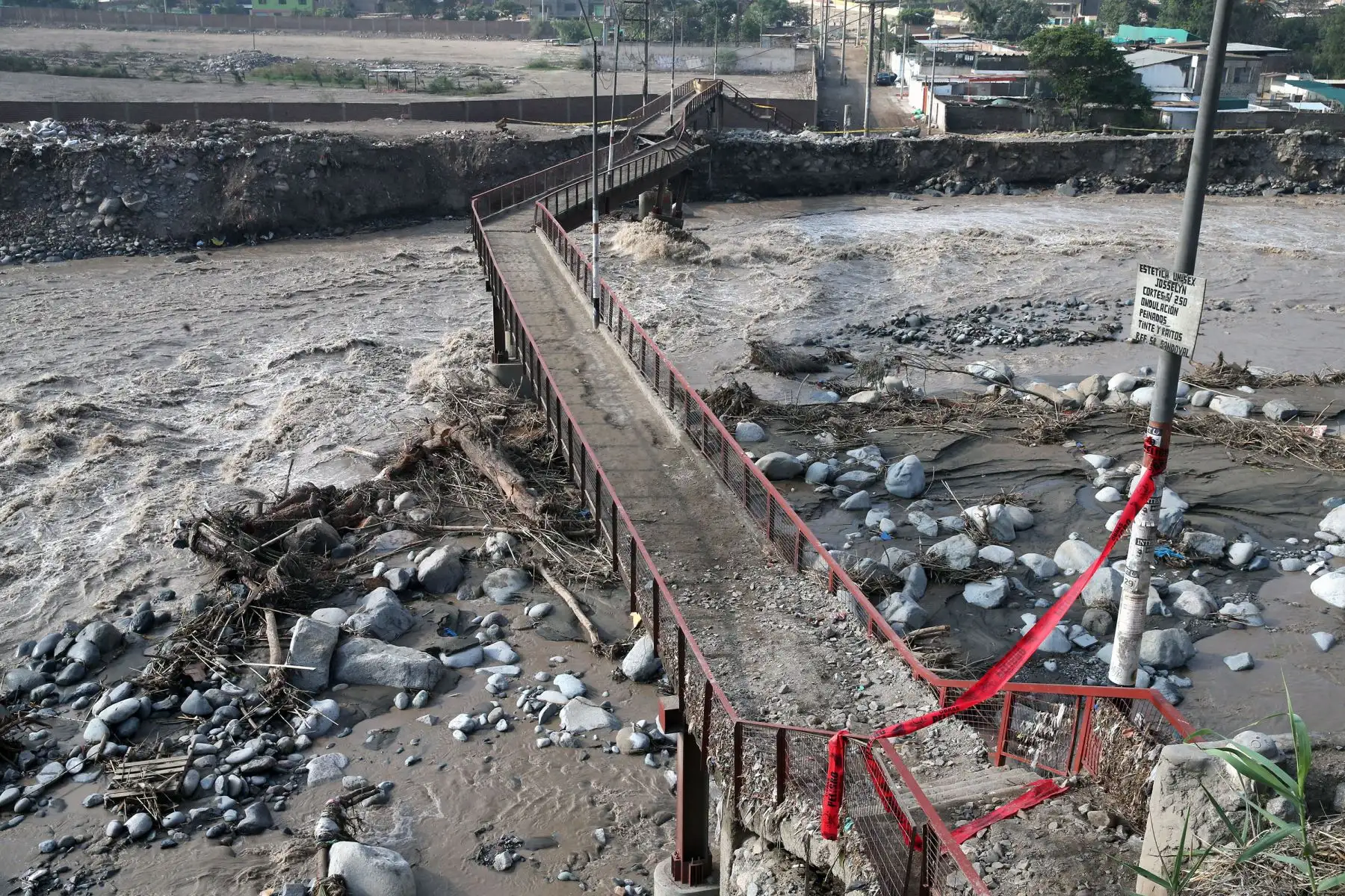 LIMA,PERÚ-MARZO 21. Estructura del puente peatonal Javier Pérez de Cuéllar, la única vía de acceso entre Chaclacayo y Huampaní. Foto: ANDINA/Vidal Tarqui