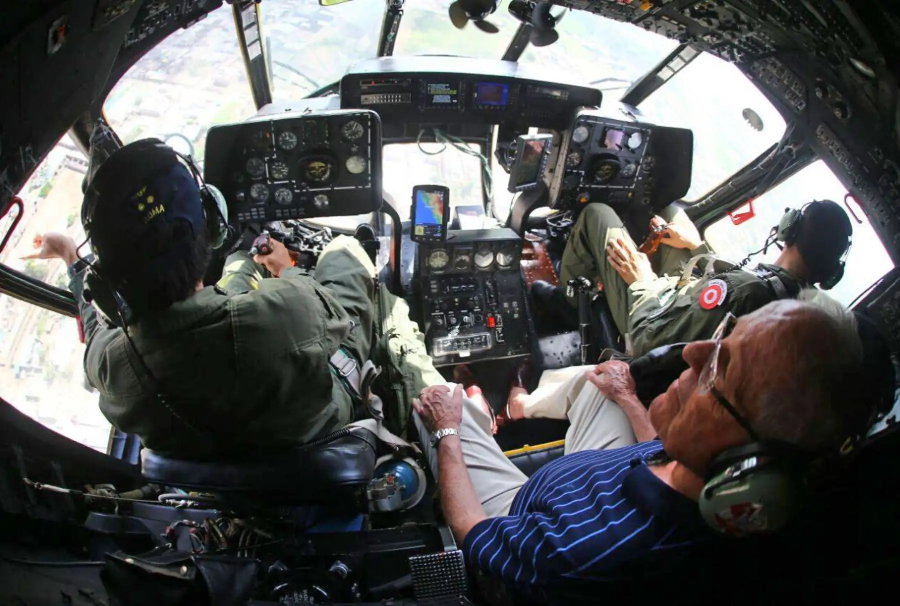 El jefe del Estado, Pedro Pablo Kuczynski, sobrevoló las zonas de Trujillo, región la Libertad, más afectadas por los desbordes de los ríos causados por las intensas lluvias.Foto: ANDINA/ Prensa Presidencia
