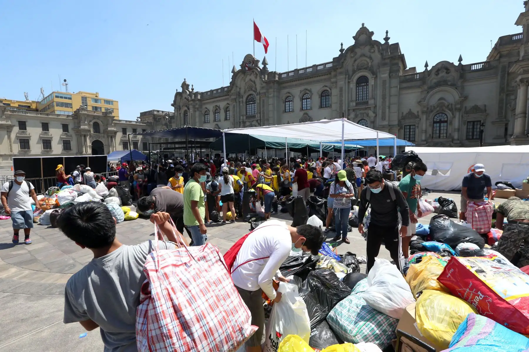 LIMA,PERÚ-MARZO 21. Continua llegando la ayuda a Palacio de Gobierno para los damnificados por las fuertes lluvias.  Foto: ANDINA/Dante Zegarra
