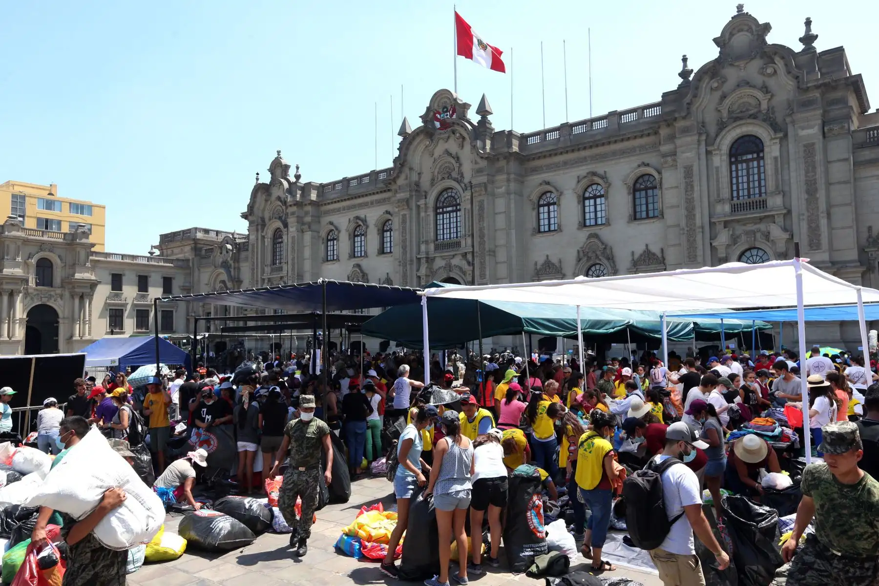 LIMA,PERÚ-MARZO 21. Continua llegando la ayuda a Palacio de Gobierno para los damnificados por las fuertes lluvias.  Foto: ANDINA/Dante Zegarra