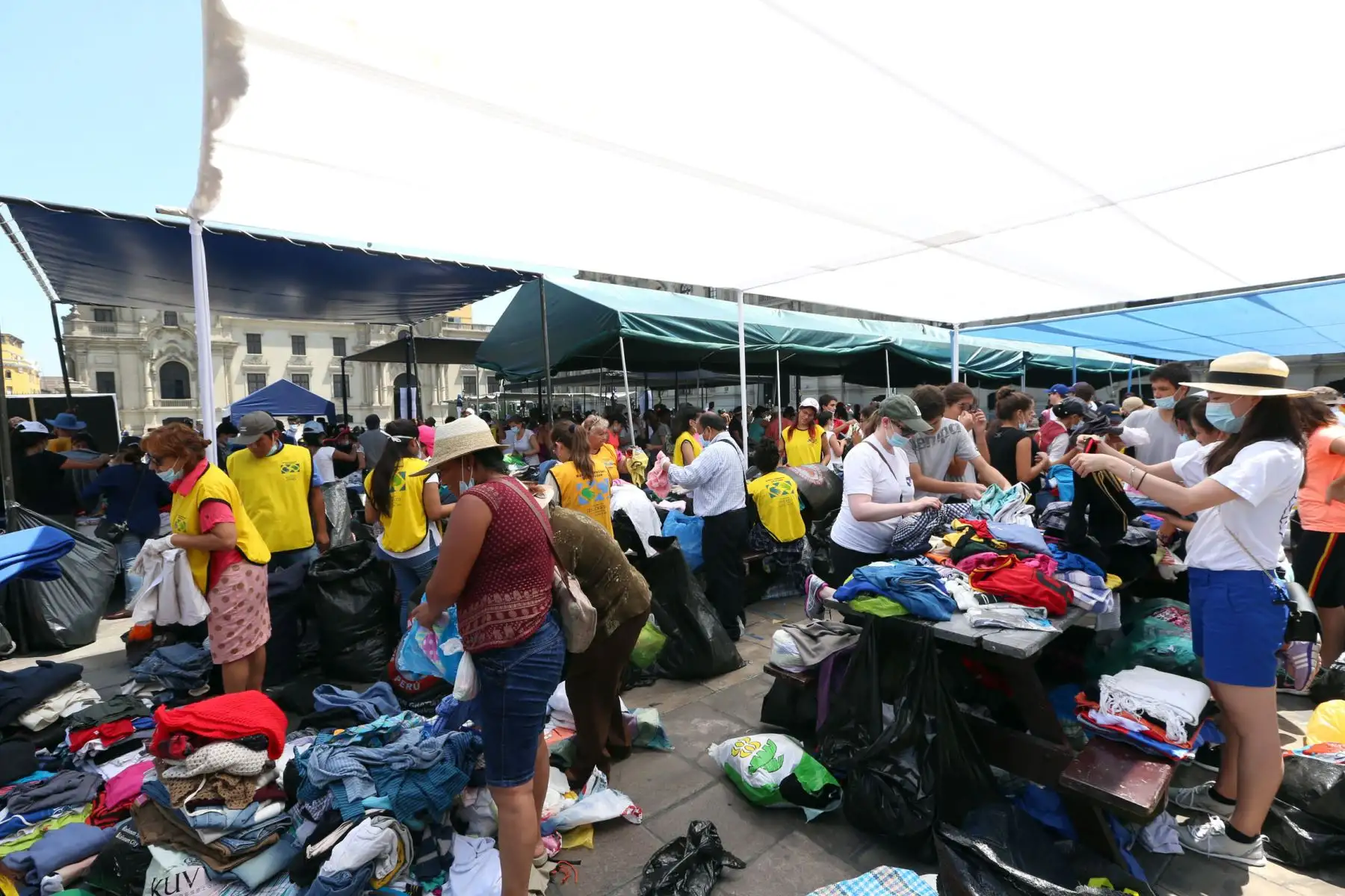 LIMA,PERÚ-MARZO 21. Continua llegando la ayuda a Palacio de Gobierno para los damnificados por las fuertes lluvias.  Foto: ANDINA/Dante Zegarra