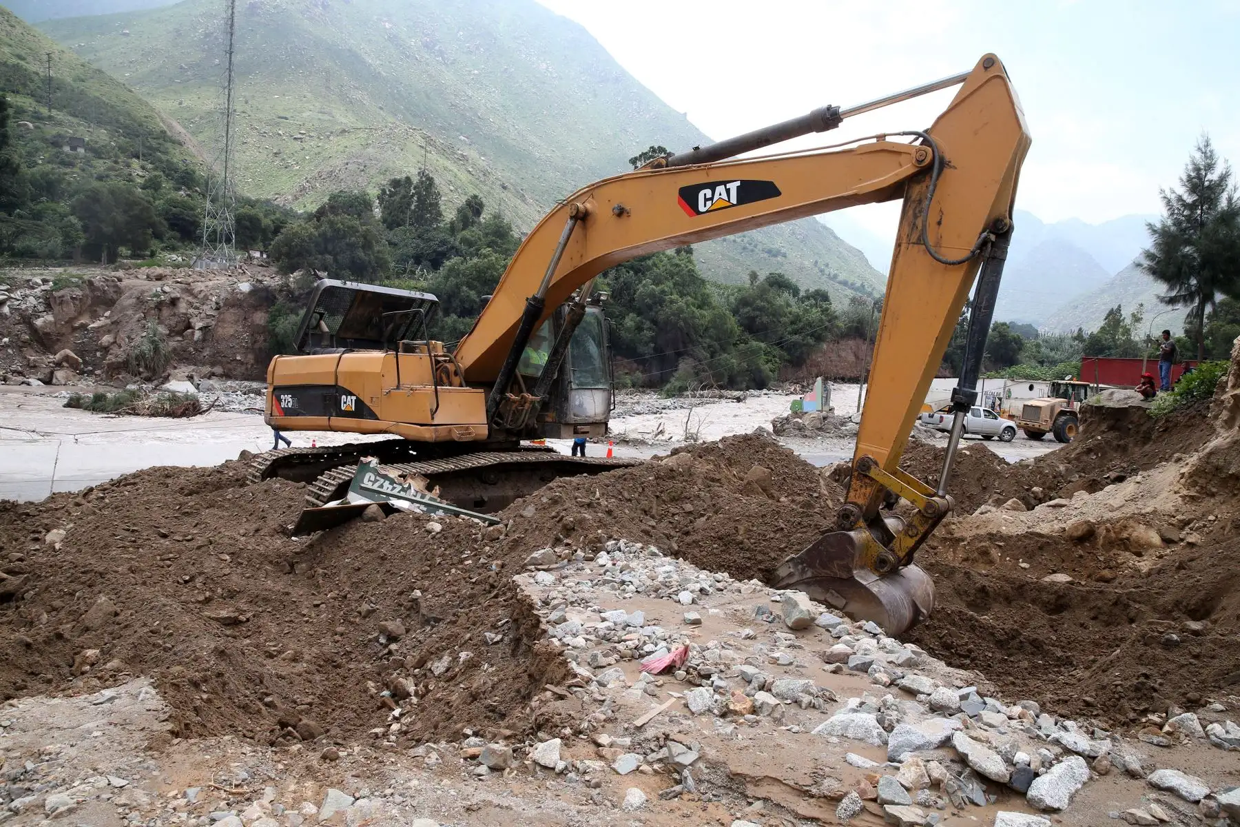 La Autoridad para la Reconstrucción con Cambios presentó, en la región Tumbes, la versión final del Plan Integral de Reconstrucción con Cambios, aprobada por el Consejo de Ministros, donde se comprometen 784 millones de soles para obras de prevención, rehabilitación y reconstrucción de la infraestructura dañada que dejó el fenómeno de El Niño Costero. ANDINA/Vidal Tarqui