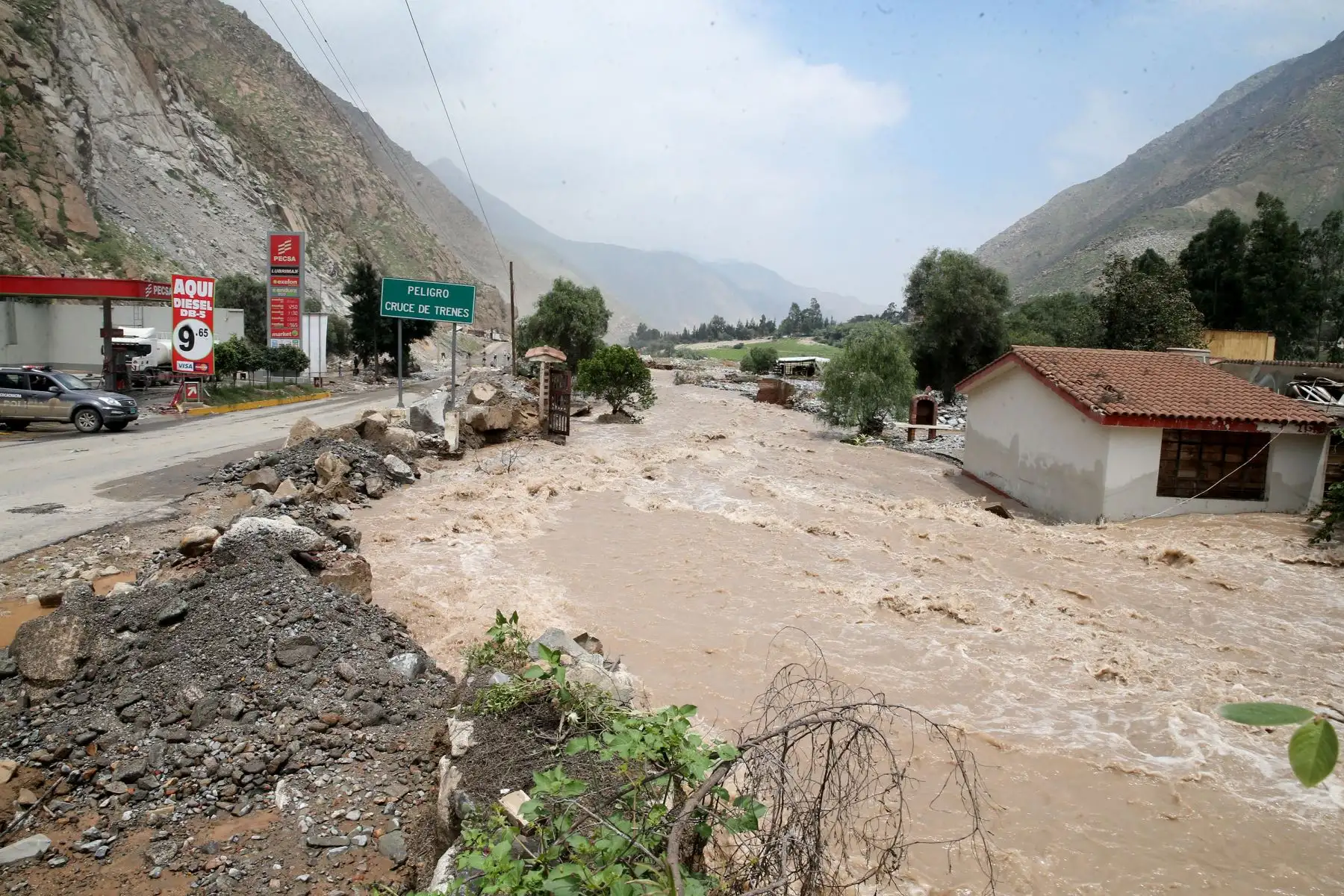 LIMA,PERÚ-MARZO 21. Desborde del río Rímac a la altura del kilometro 45 de la carretera Central. Foto: ANDINA/Vidal Tarqui