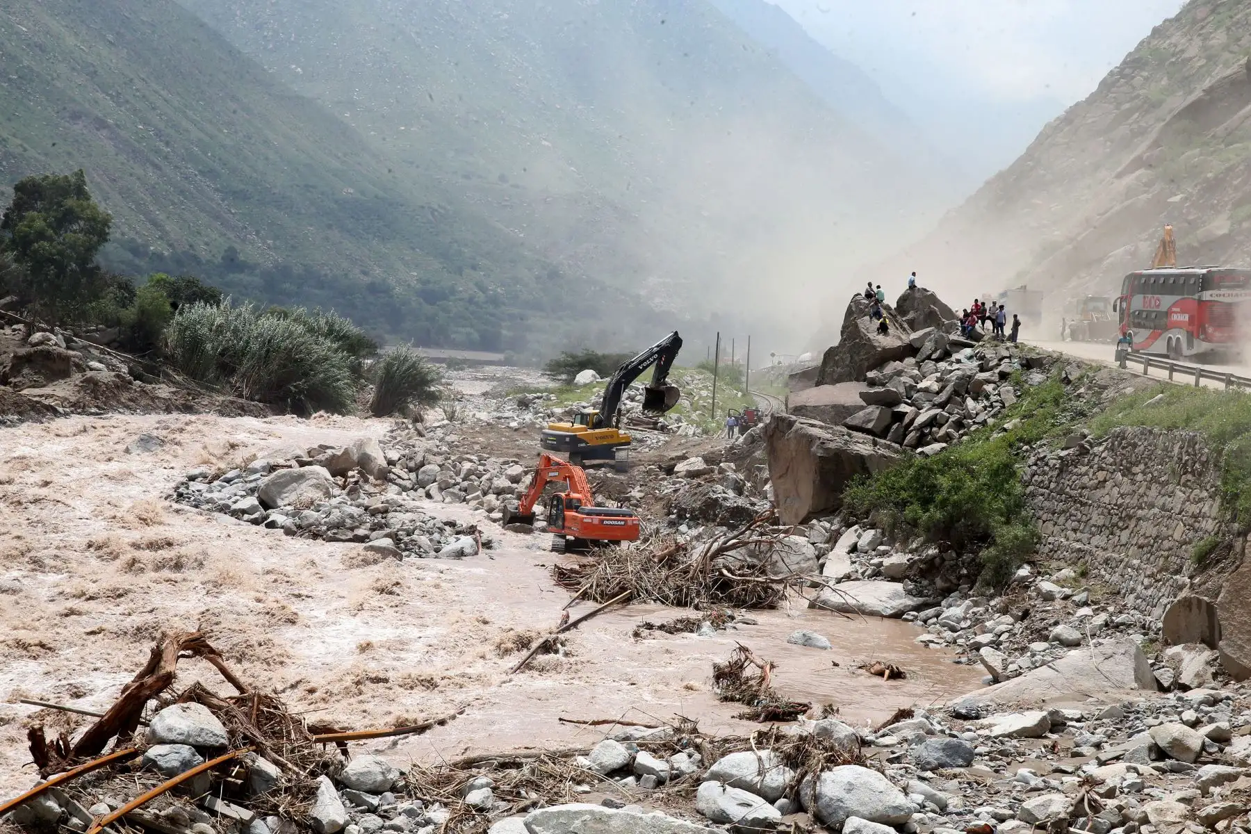 LIMA,PERÚ-MARZO 21.Trabajos de descolmatación del río Rímac a la altura del  kilometro 45 de carretera Central. Foto: ANDINA/Vidal Tarqui
