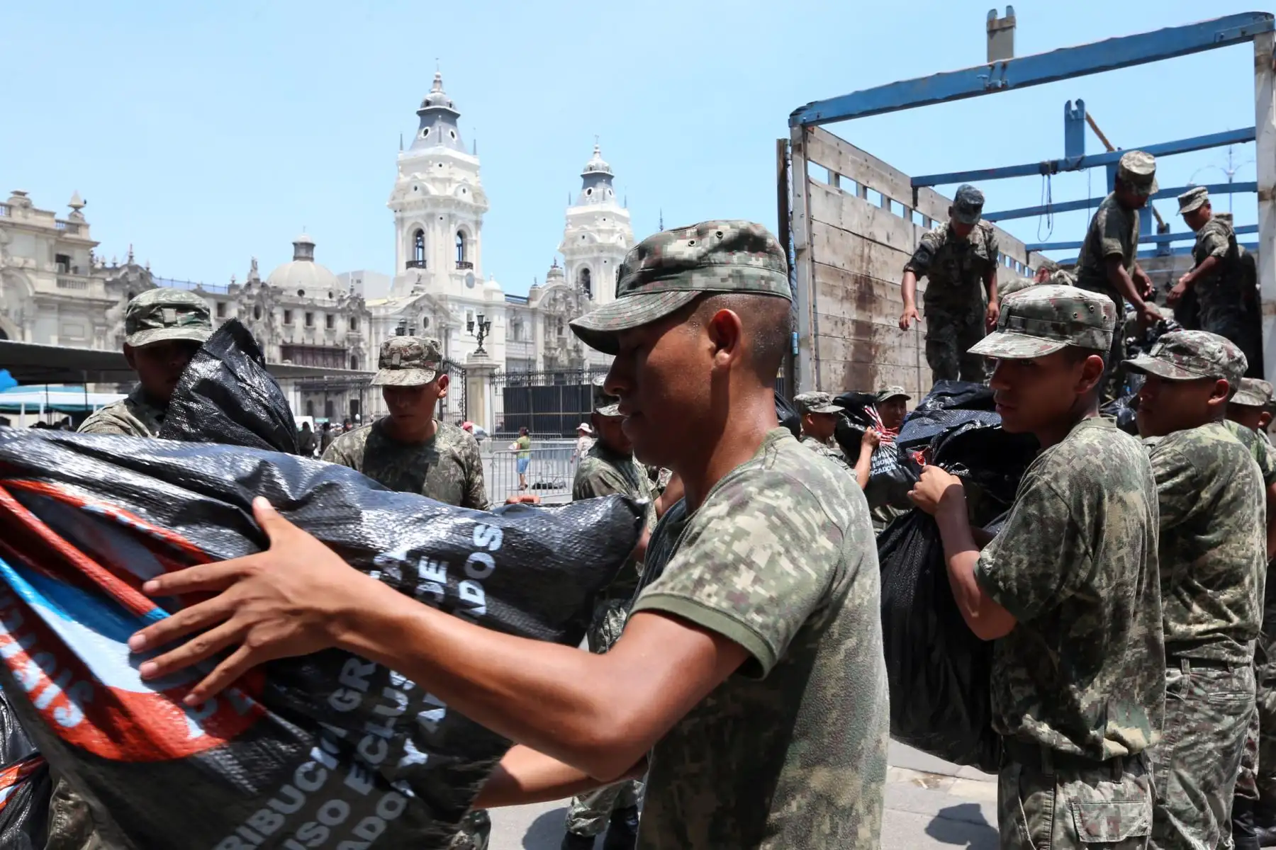 LIMA,PERÚ-MARZO 21. Continua llegando la ayuda a Palacio de Gobierno para los damnificados por las fuertes lluvias.  Foto: ANDINA/Dante Zegarra