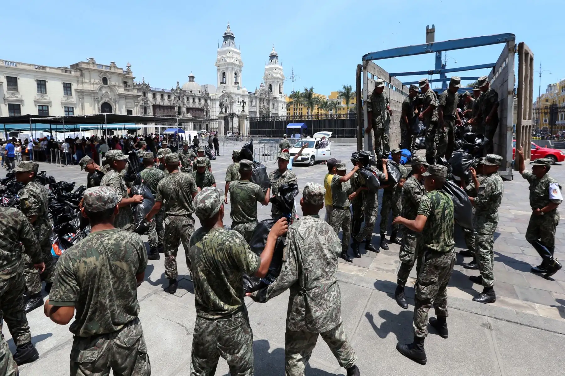 LIMA,PERÚ-MARZO 21. Continua llegando la ayuda a Palacio de Gobierno para los damnificados por las fuertes lluvias.  Foto: ANDINA/Dante Zegarra
