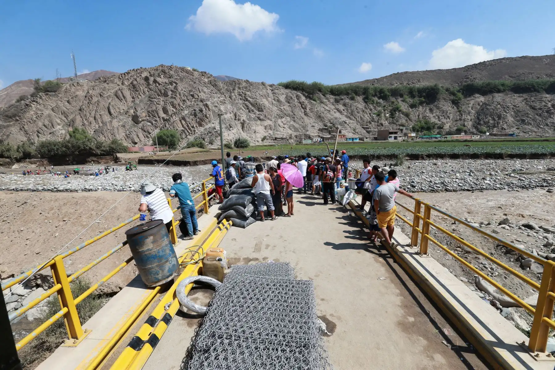 LIMA,PERÚ-MARZO 21. Pobladores de Macas , en el  km. 48 de carretera a Canta construyen tirolesas tras caída del puente vehicular por crecida del río Chillón.  Foto: ANDINA/Norman Córdova