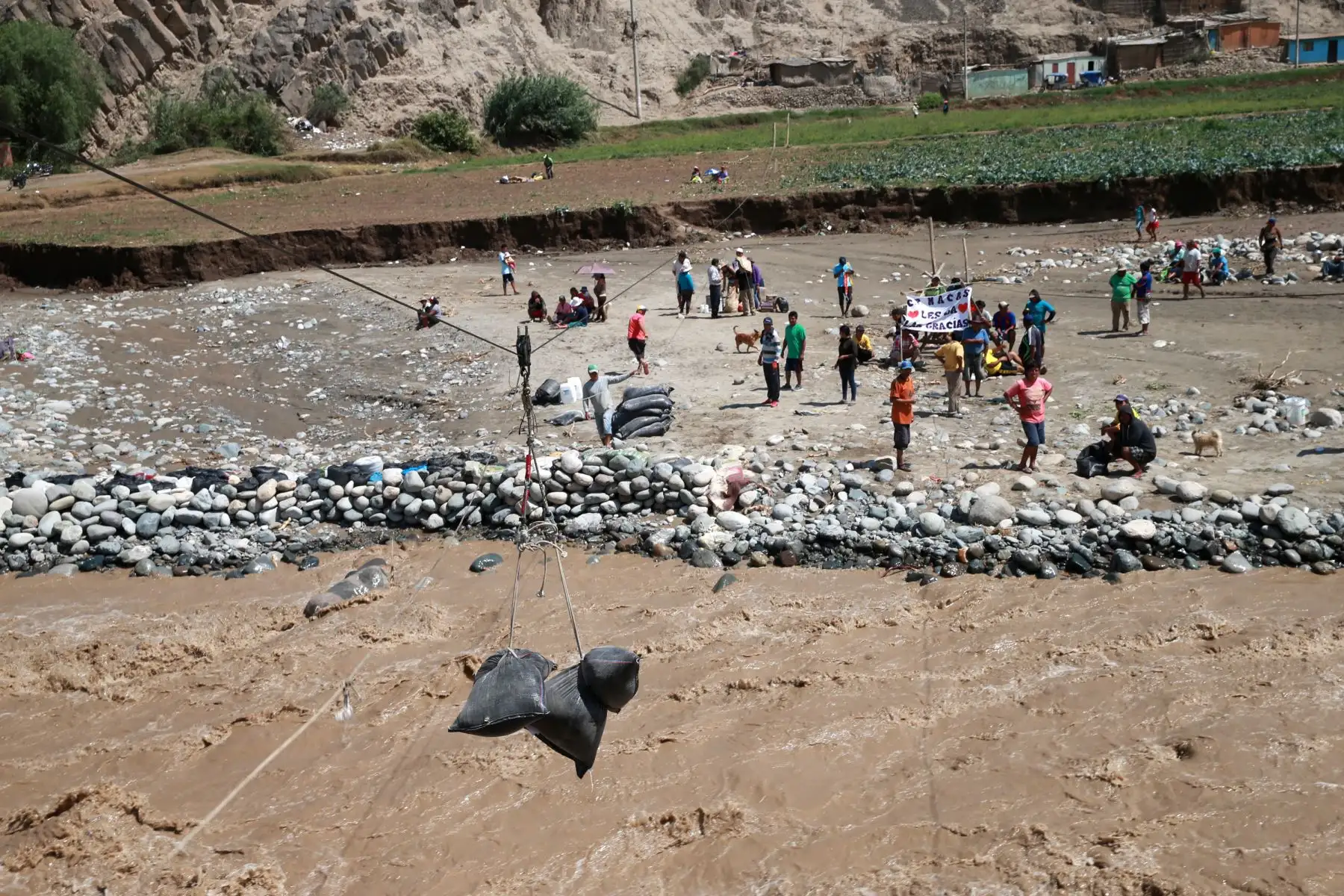LIMA,PERÚ-MARZO 21. Pobladores de Macas , en el  km. 48 de carretera a Canta construyen tirolesas ante caída del puente vehicular por crecida del río Chillón.  Foto: ANDINA/Norman Córdova