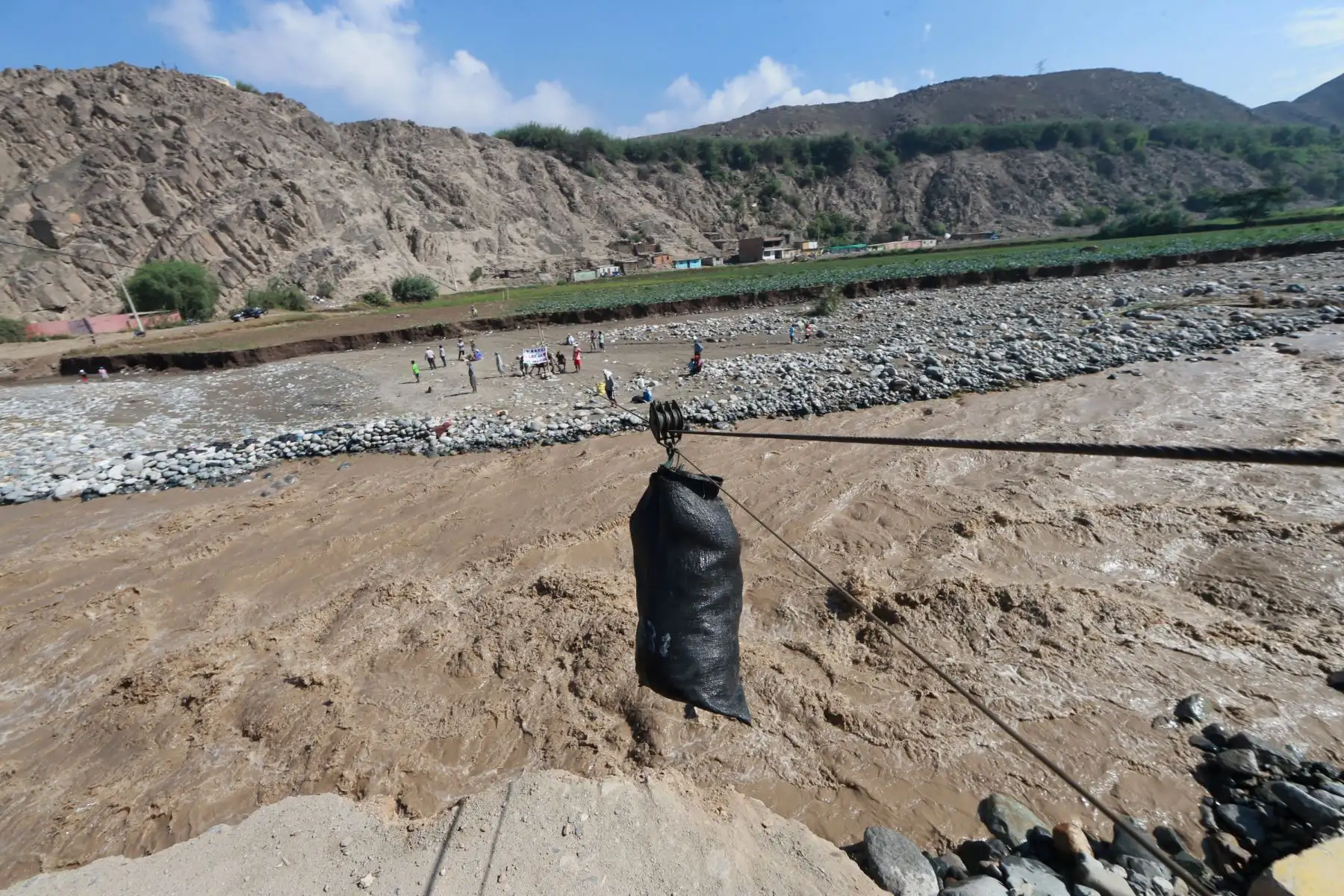 LIMA,PERÚ-MARZO 21. Pobladores de Macas , en el  km. 48 de carretera a Canta construyen tirolesas tras caída del puente vehicular por crecida del río Chillón.  Foto: ANDINA/Norman Córdova
