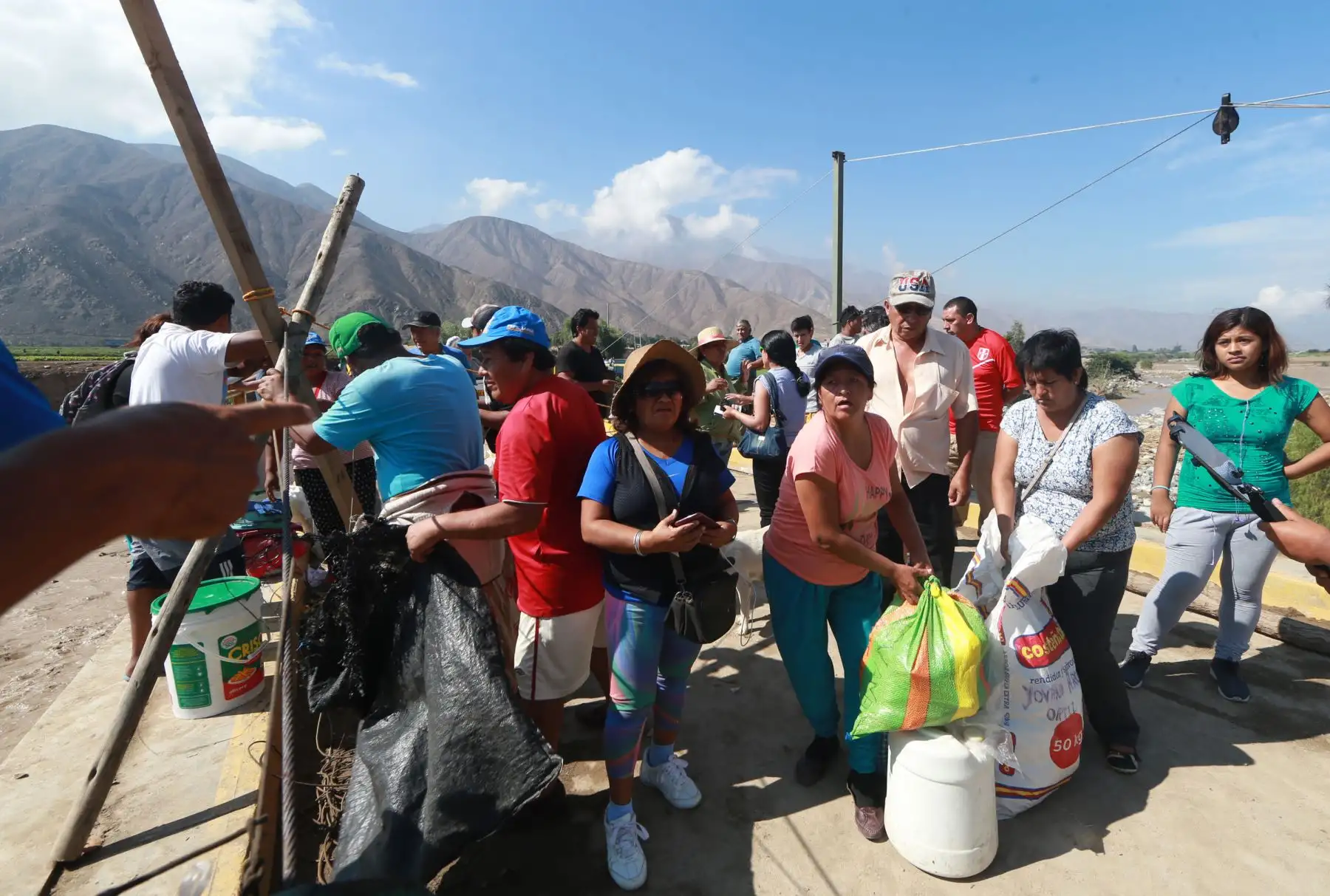 LIMA,PERÚ-MARZO 21. Pobladores de Macas , en el  km. 48 de carretera a Canta construyen tirolesas tras caída del puente vehicular por crecida del río Chillón.  Foto: ANDINA/Norman Córdova