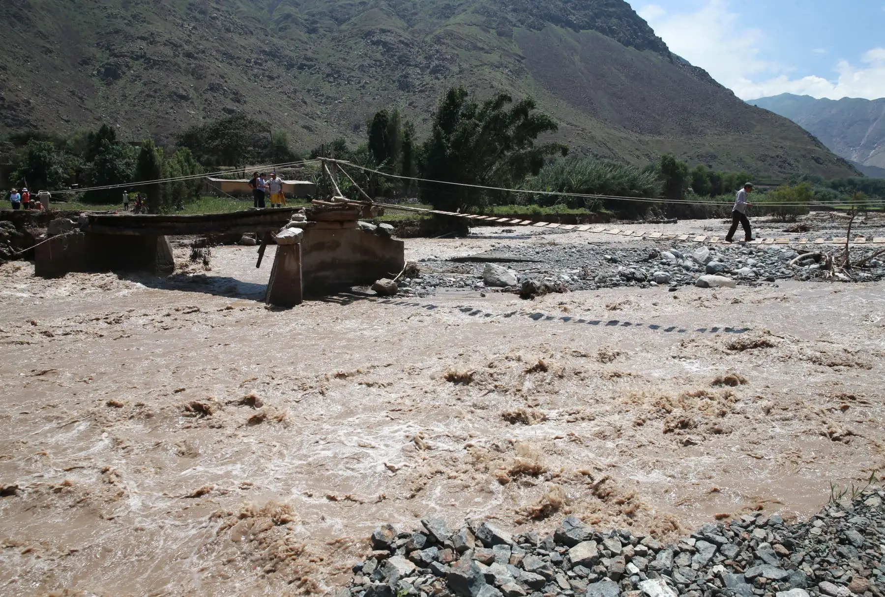 LIMA,PERÚ-MARZO 21.Agricultores y pobladores construyen puente colgante en Huarí, Canta. Foto: ANDINA/Norman Córdova