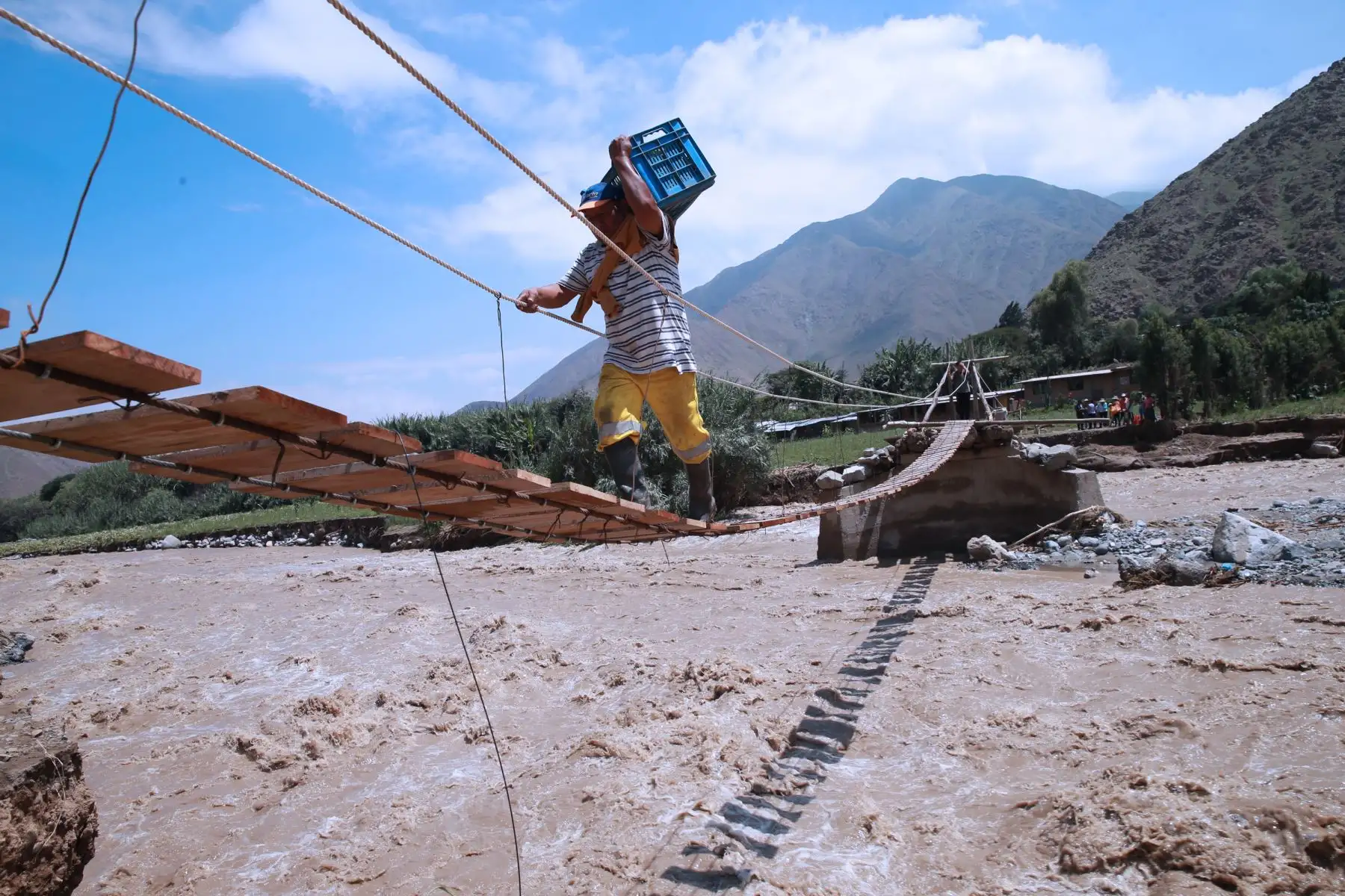LIMA,PERÚ-MARZO 21.Agricultores y pobladores construyen puente colgante en Huarí, Canta. Foto: ANDINA/Norman Córdova